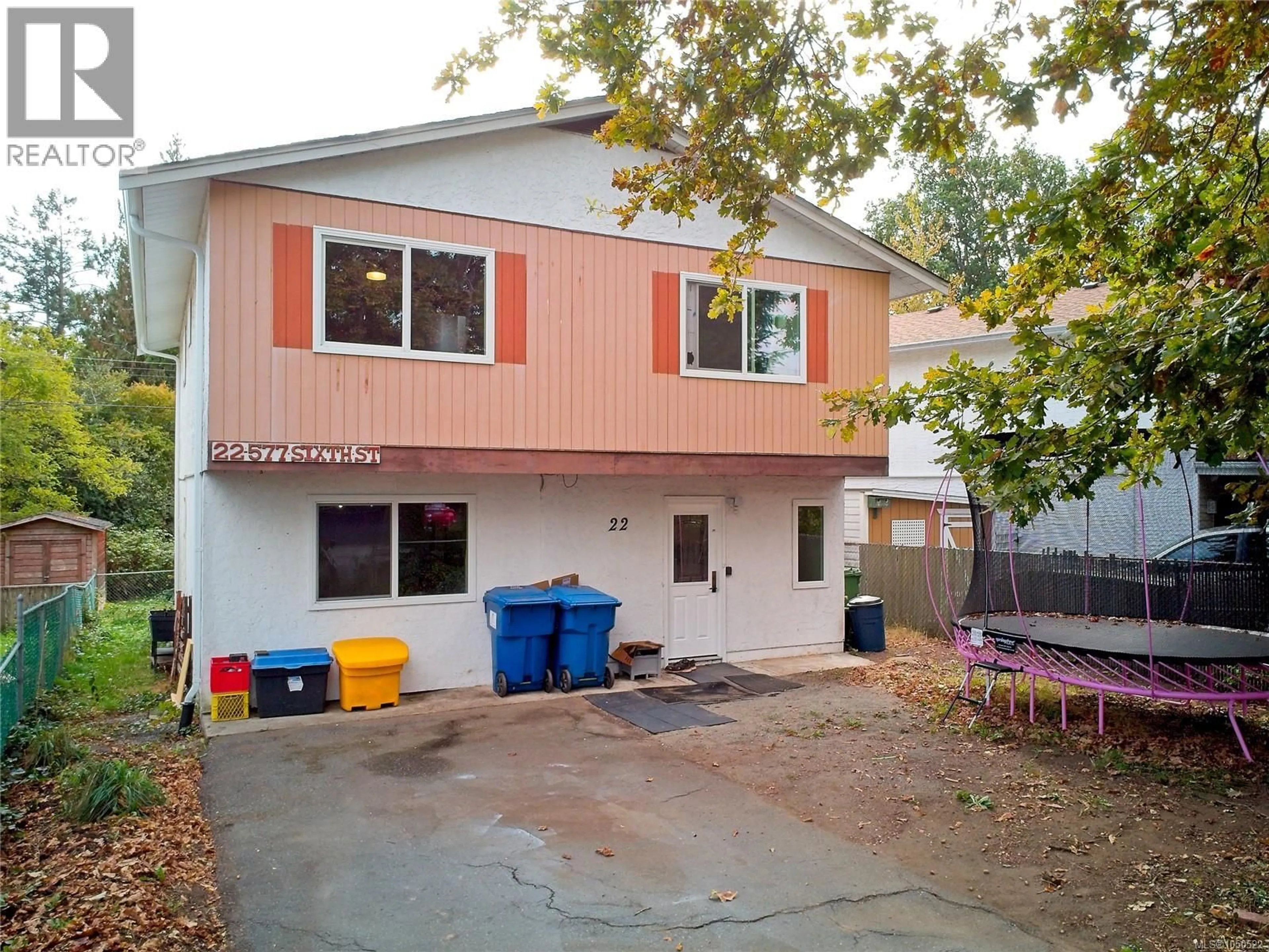 Home with vinyl exterior material, street for 22 - 577 SIXTH STREET, Nanaimo British Columbia V9R5W6
