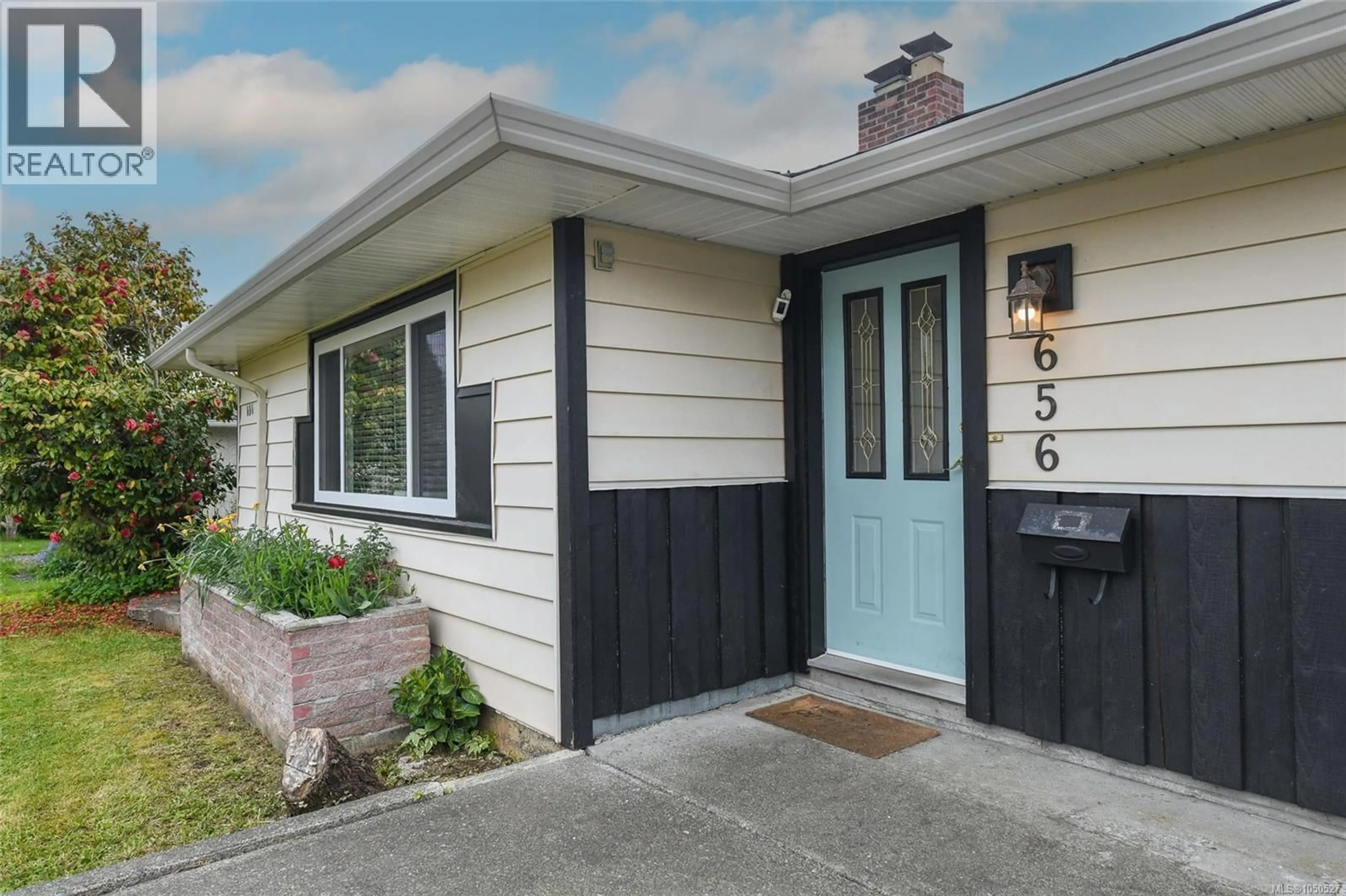 Home with vinyl exterior material, street for 656 14TH STREET, Courtenay British Columbia V9N1W6