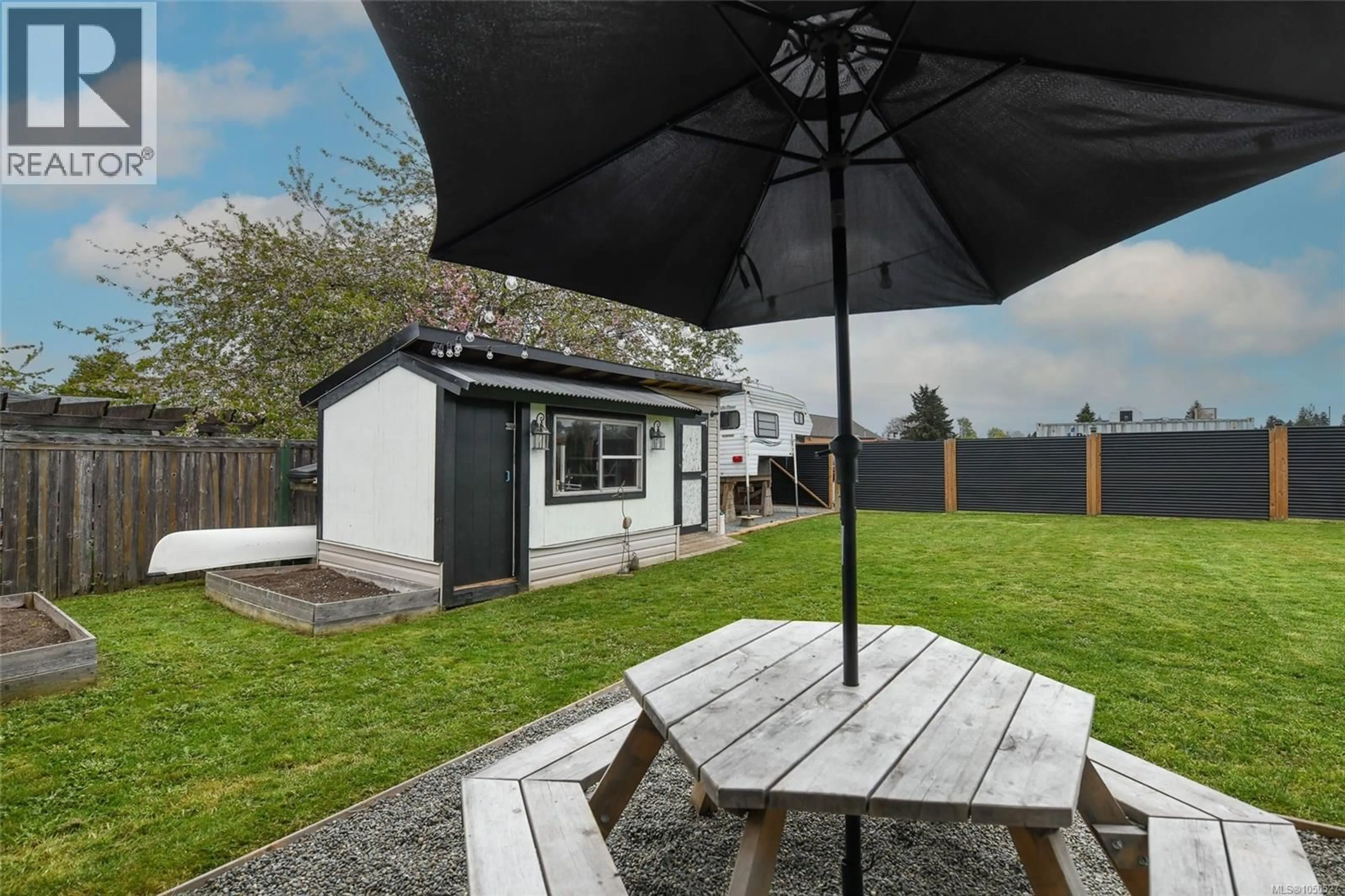 A pic from outside/outdoor area/front of a property/back of a property/a pic from drone, street for 656 14TH STREET, Courtenay British Columbia V9N1W6
