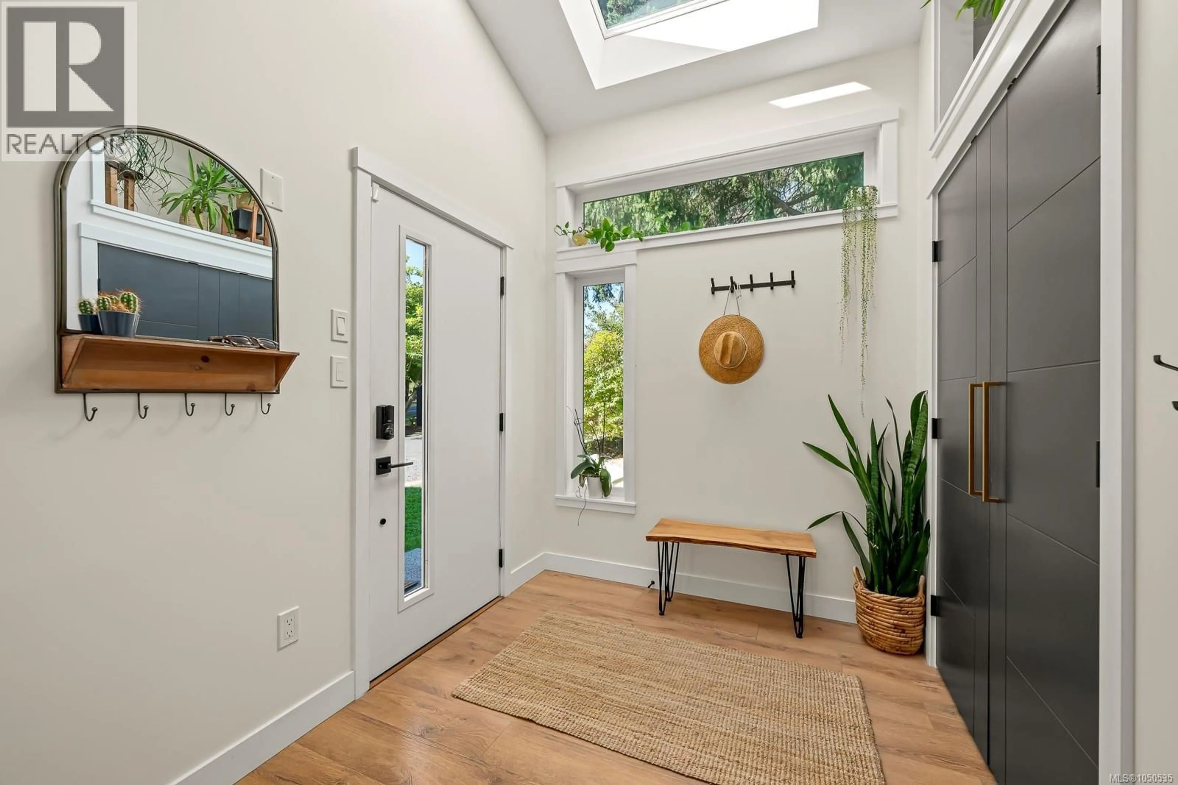 Indoor entryway for 1719 ROBB AVENUE, Comox British Columbia V9M2W6