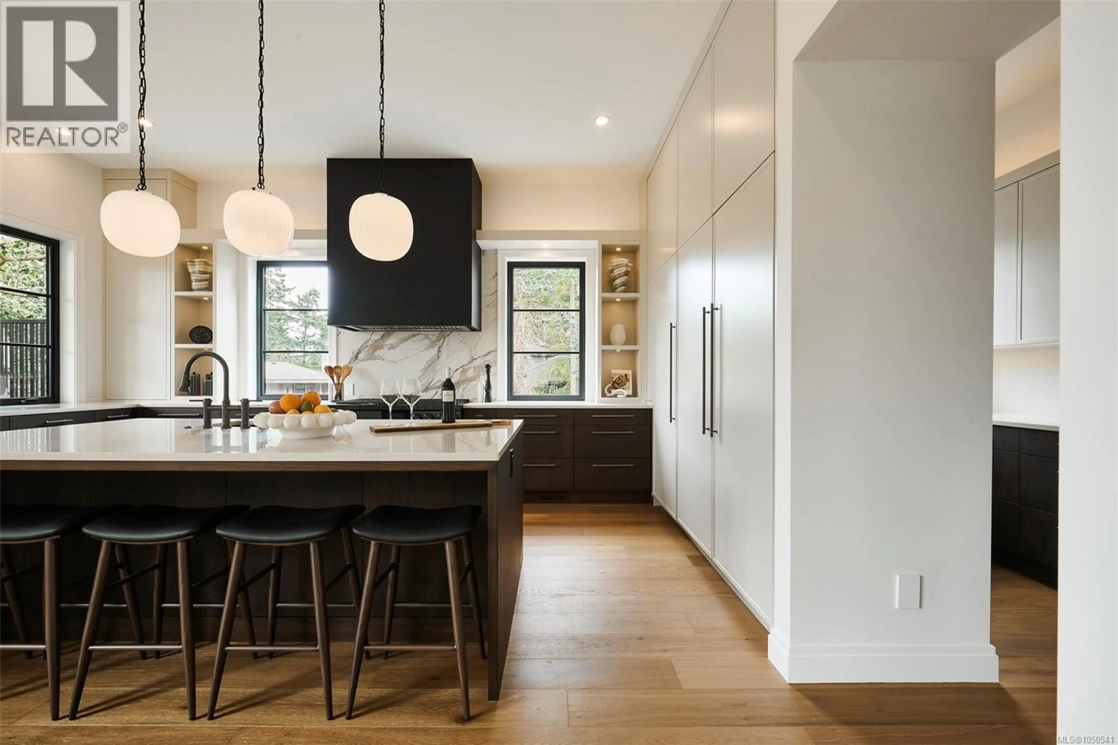 Contemporary kitchen, unknown for 3912 WOODLANDS PLACE, Saanich British Columbia V8N4J8