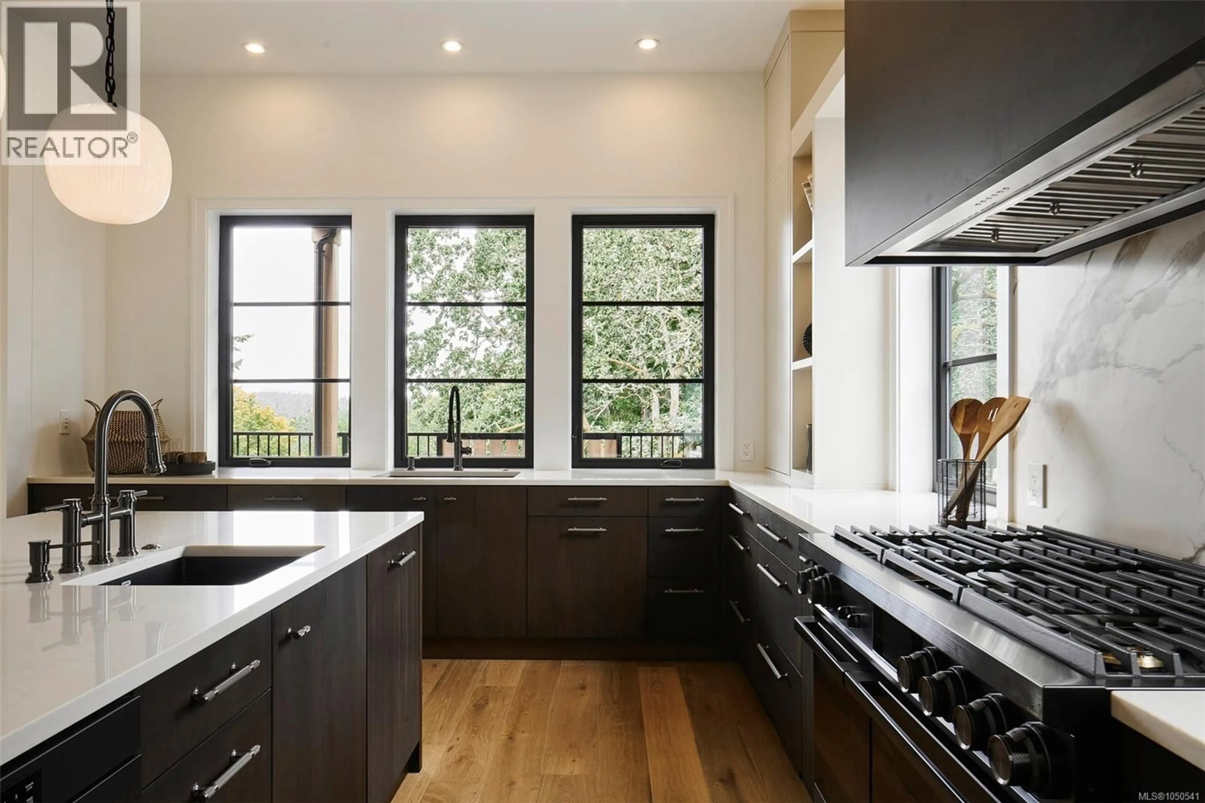 Contemporary kitchen, unknown for 3912 WOODLANDS PLACE, Saanich British Columbia V8N4J8