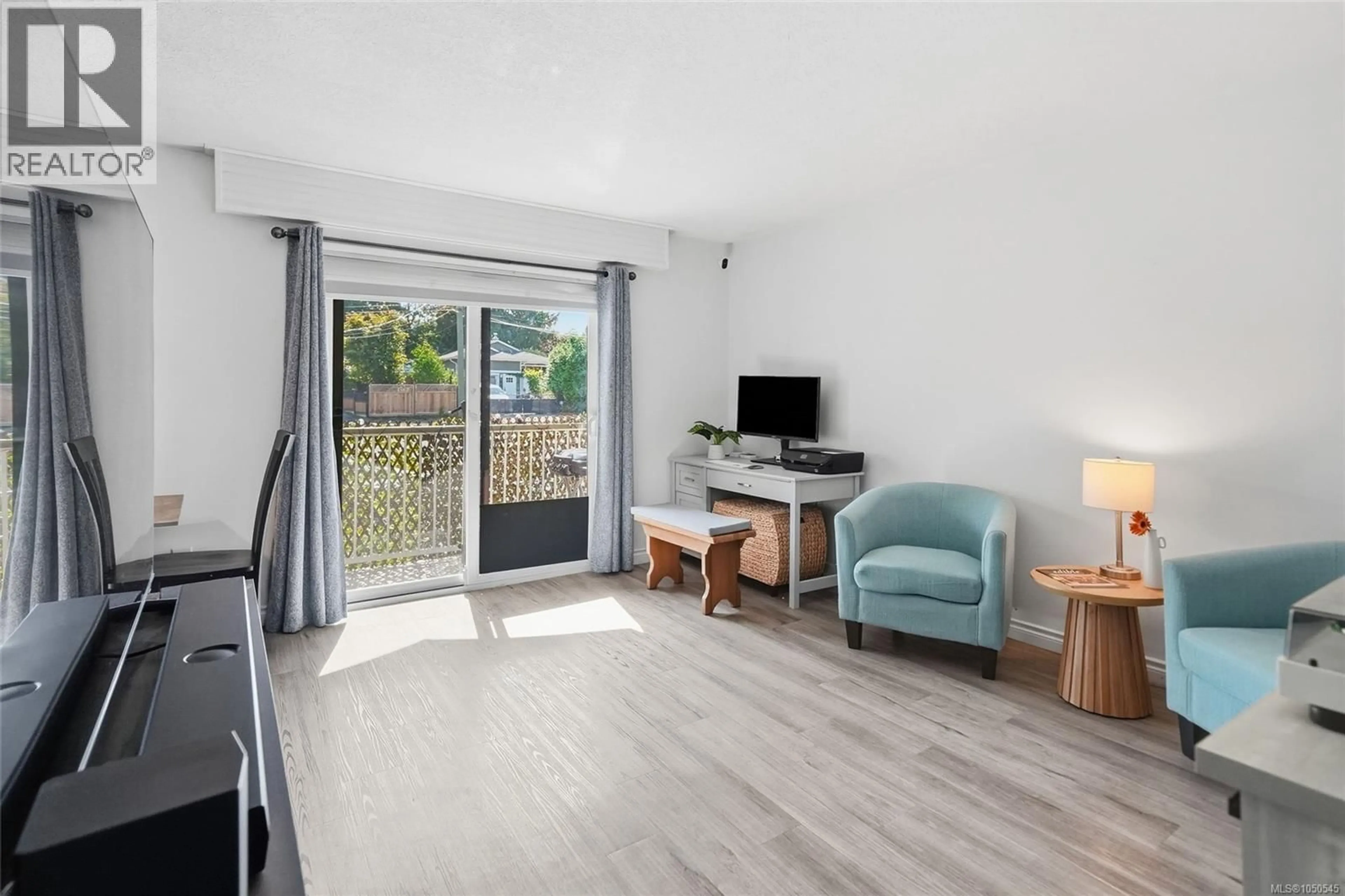 Living room with furniture, wood/laminate floor for 6 - 129 SIXTH AVENUE EAST, Qualicum Beach British Columbia V9K1R2