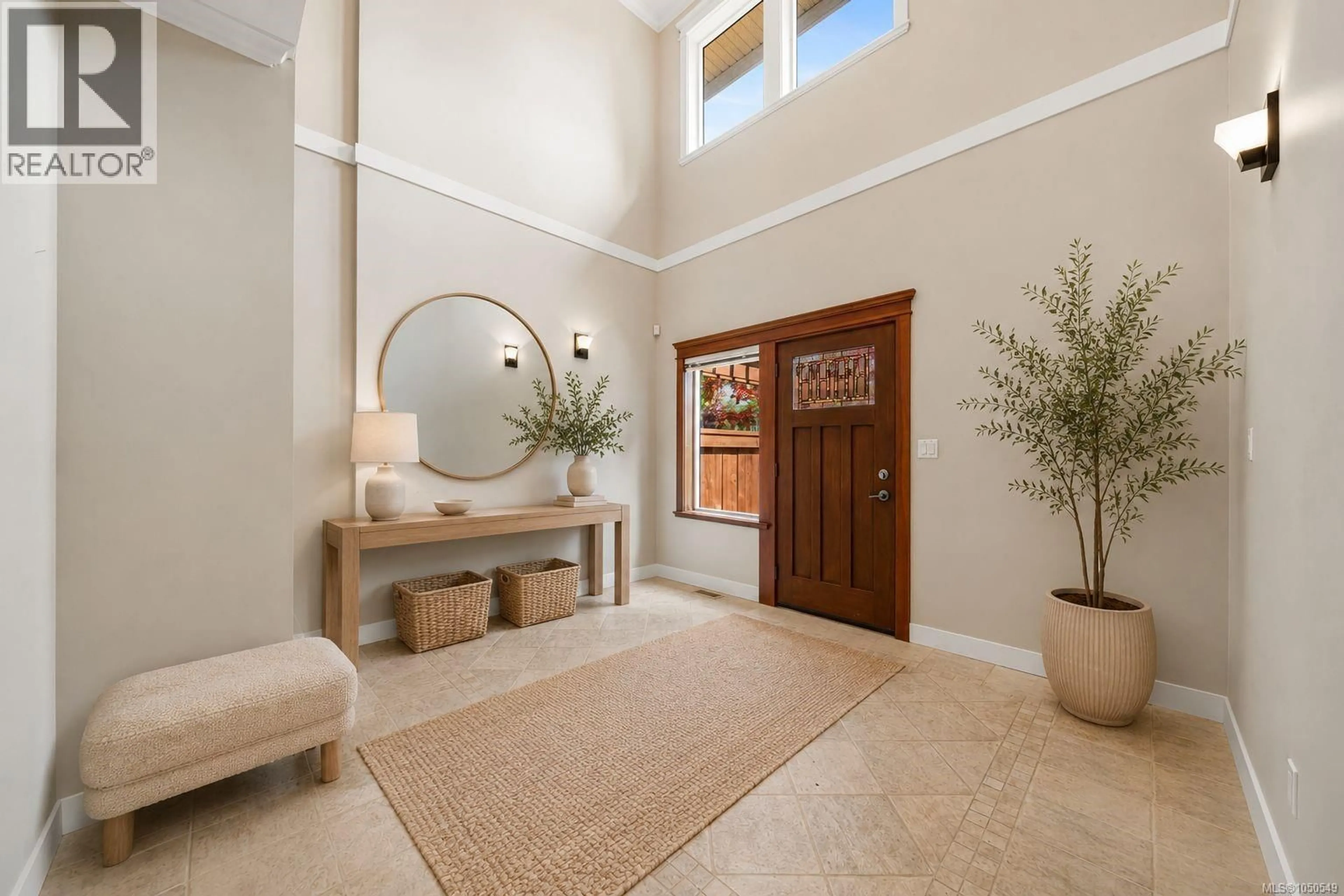 Indoor entryway for 553 HEATHERDALE LANE, Saanich British Columbia V8Z0A4