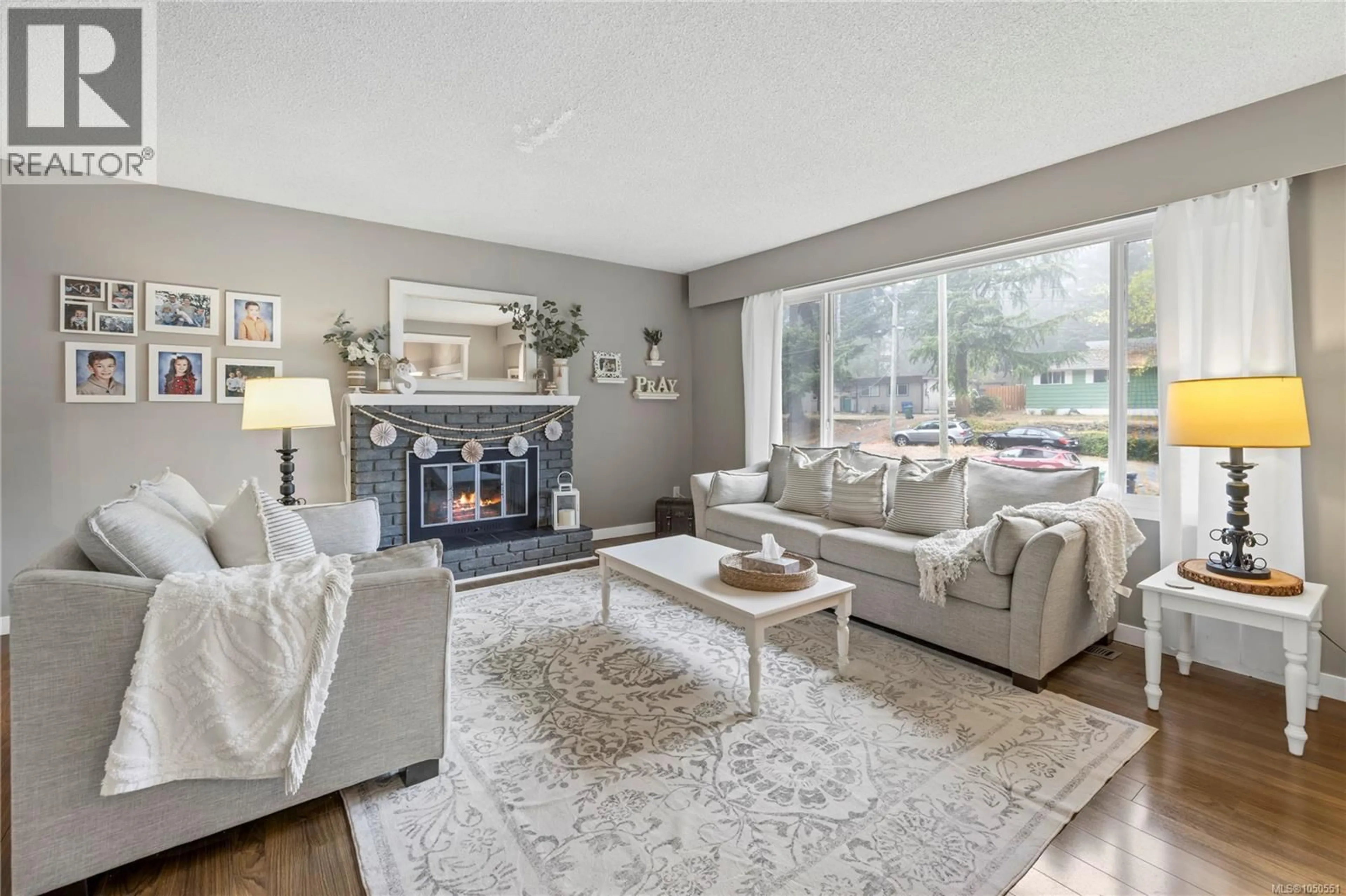 Living room with furniture, unknown for 3645 SUNRISE PLACE, Nanaimo British Columbia V9T2S7