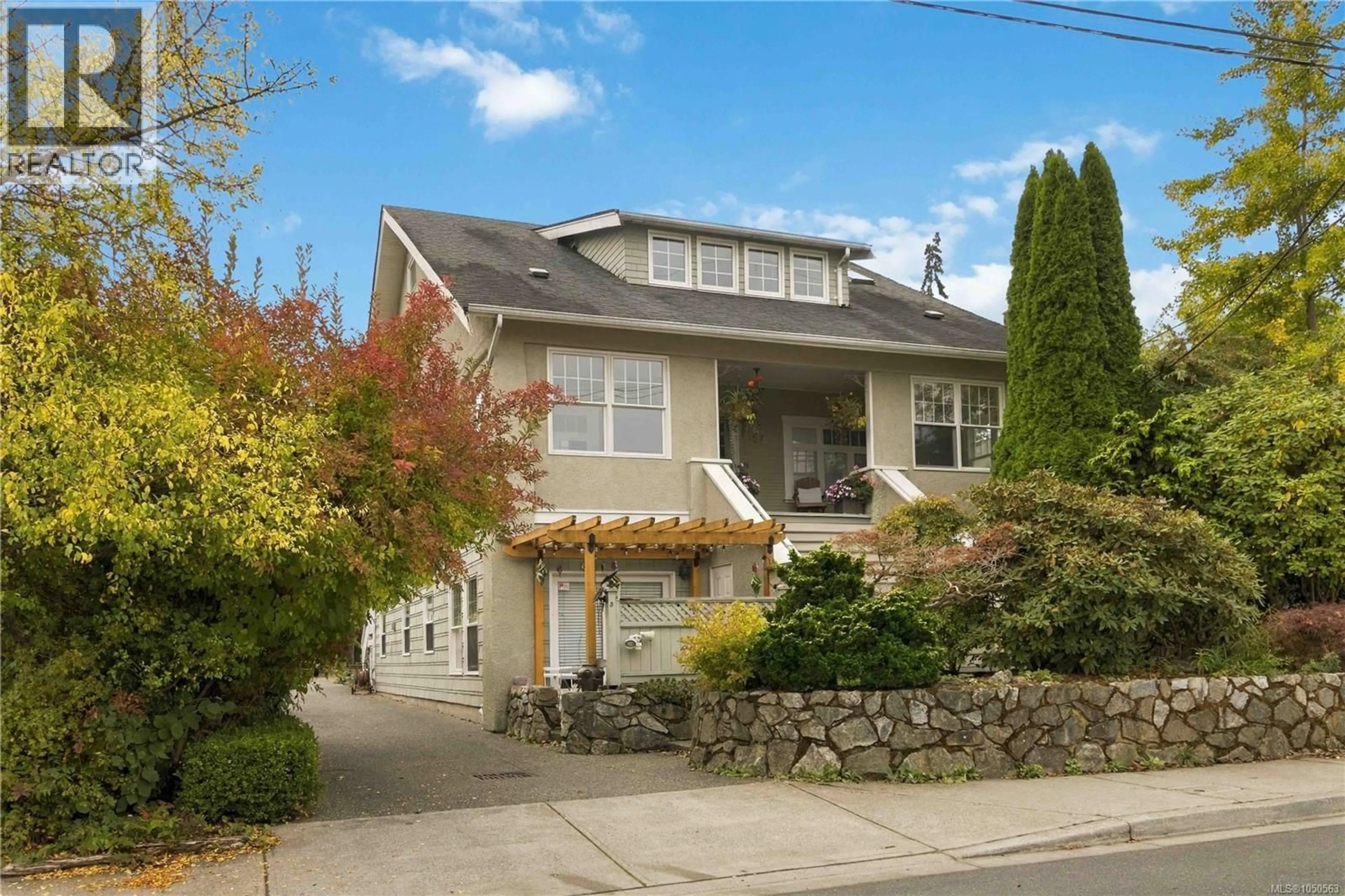 Home with vinyl exterior material, street for 4 - 1353 GRANT STREET, Victoria British Columbia V8R1M2