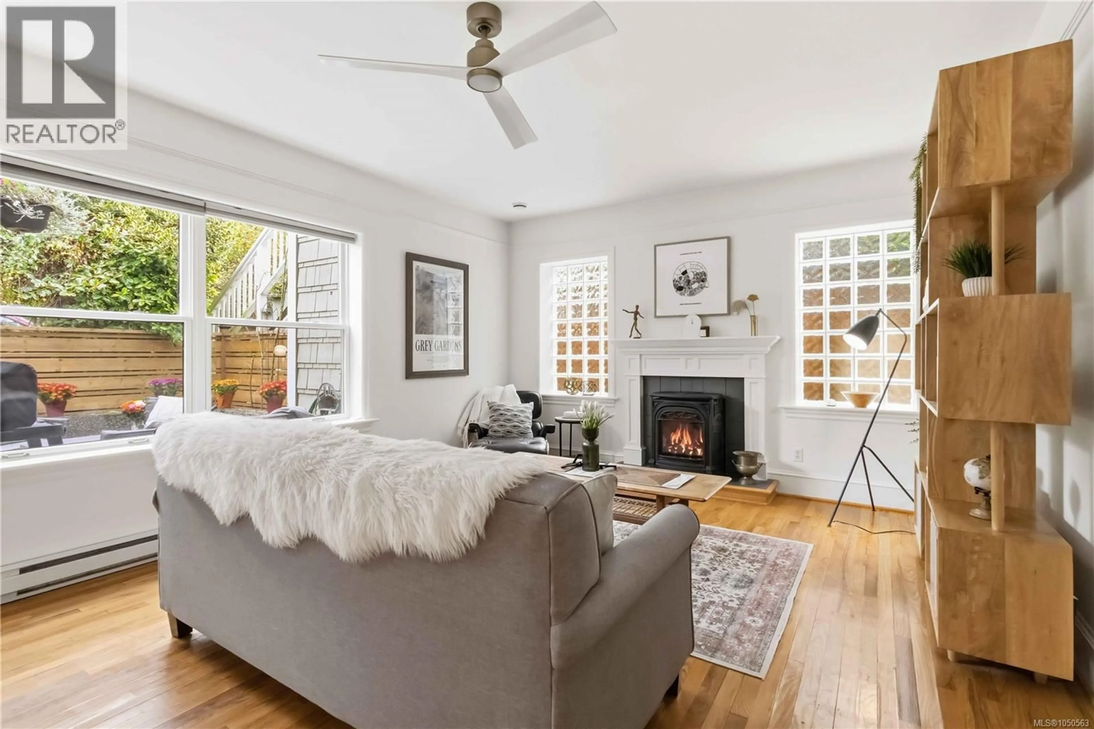 Living room with furniture, wood/laminate floor for 4 - 1353 GRANT STREET, Victoria British Columbia V8R1M2