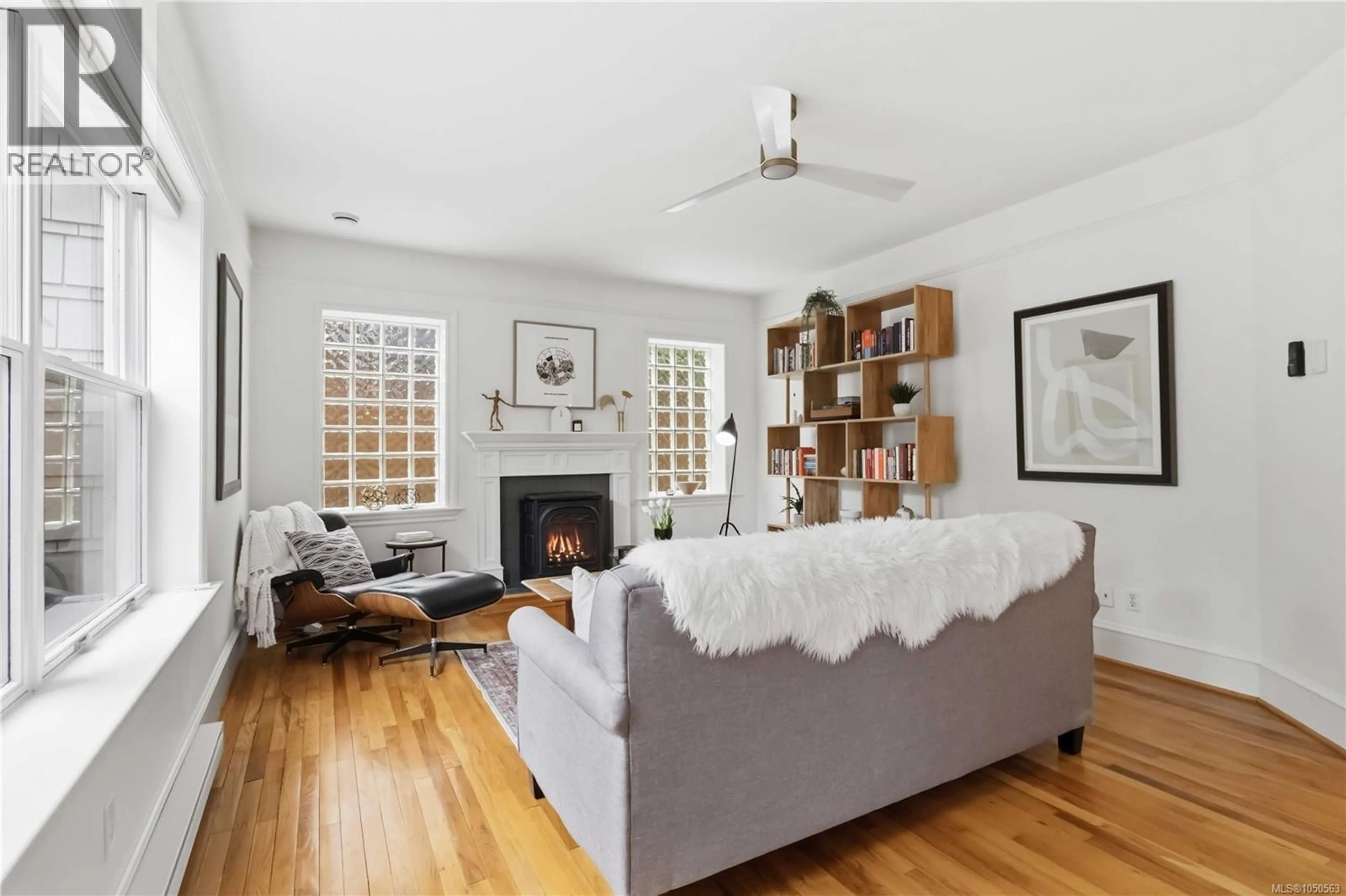 Living room with furniture, wood/laminate floor for 4 - 1353 GRANT STREET, Victoria British Columbia V8R1M2