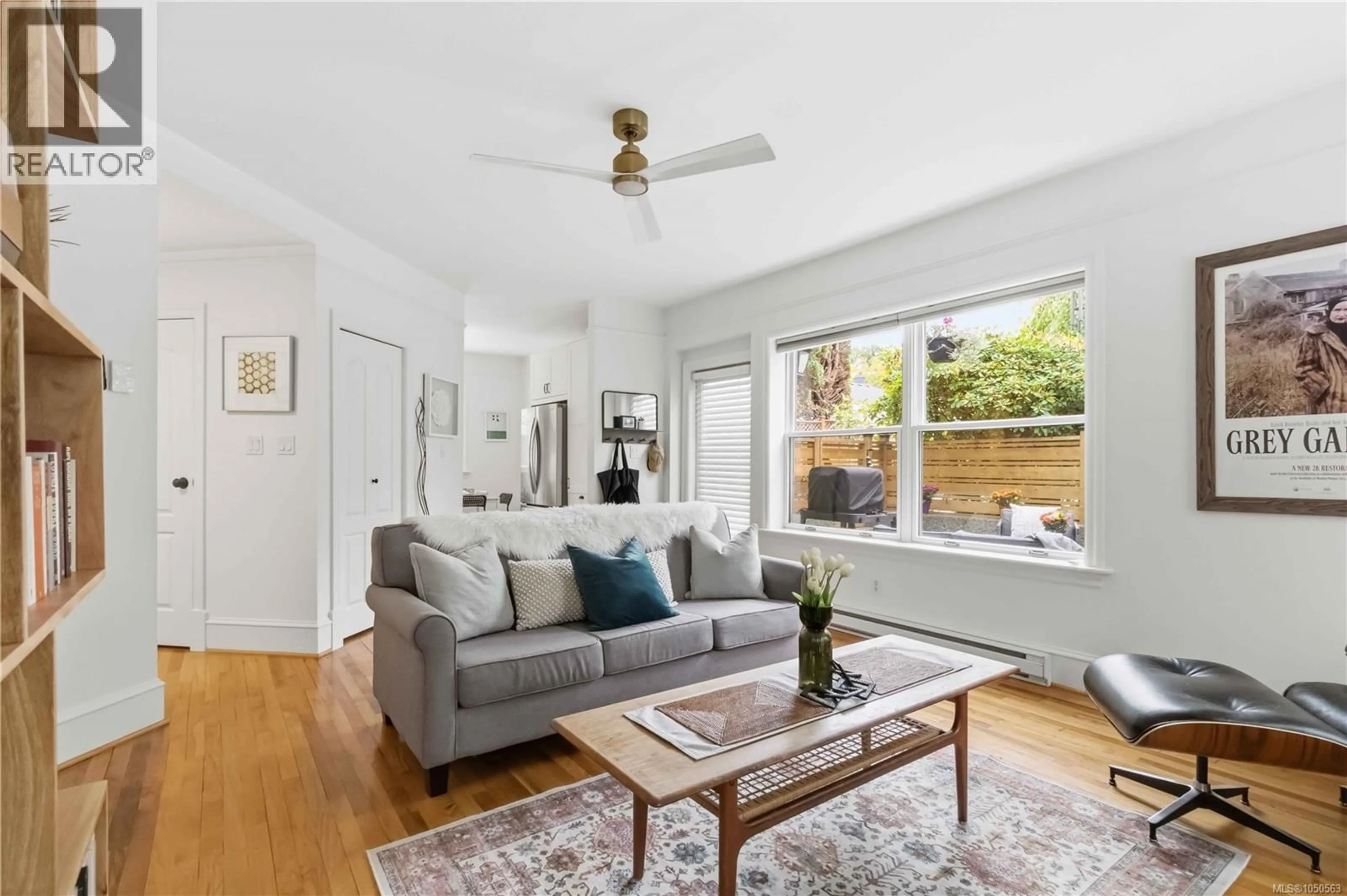 Living room with furniture, wood/laminate floor for 4 - 1353 GRANT STREET, Victoria British Columbia V8R1M2