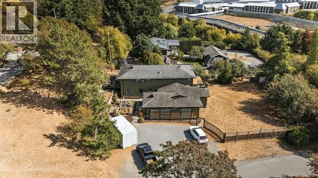 1321 PRILLAMAN AVENUE, Saanich 3