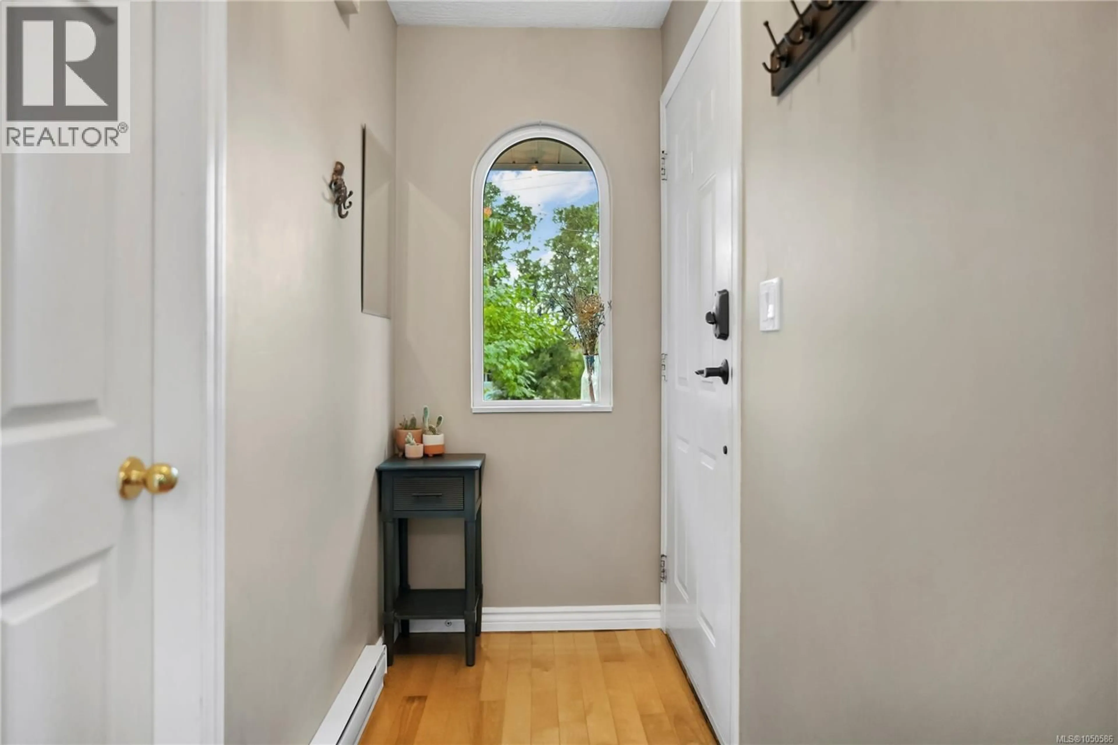 Indoor entryway for 2539 CEDAR HILL ROAD, Victoria British Columbia V8T3G8
