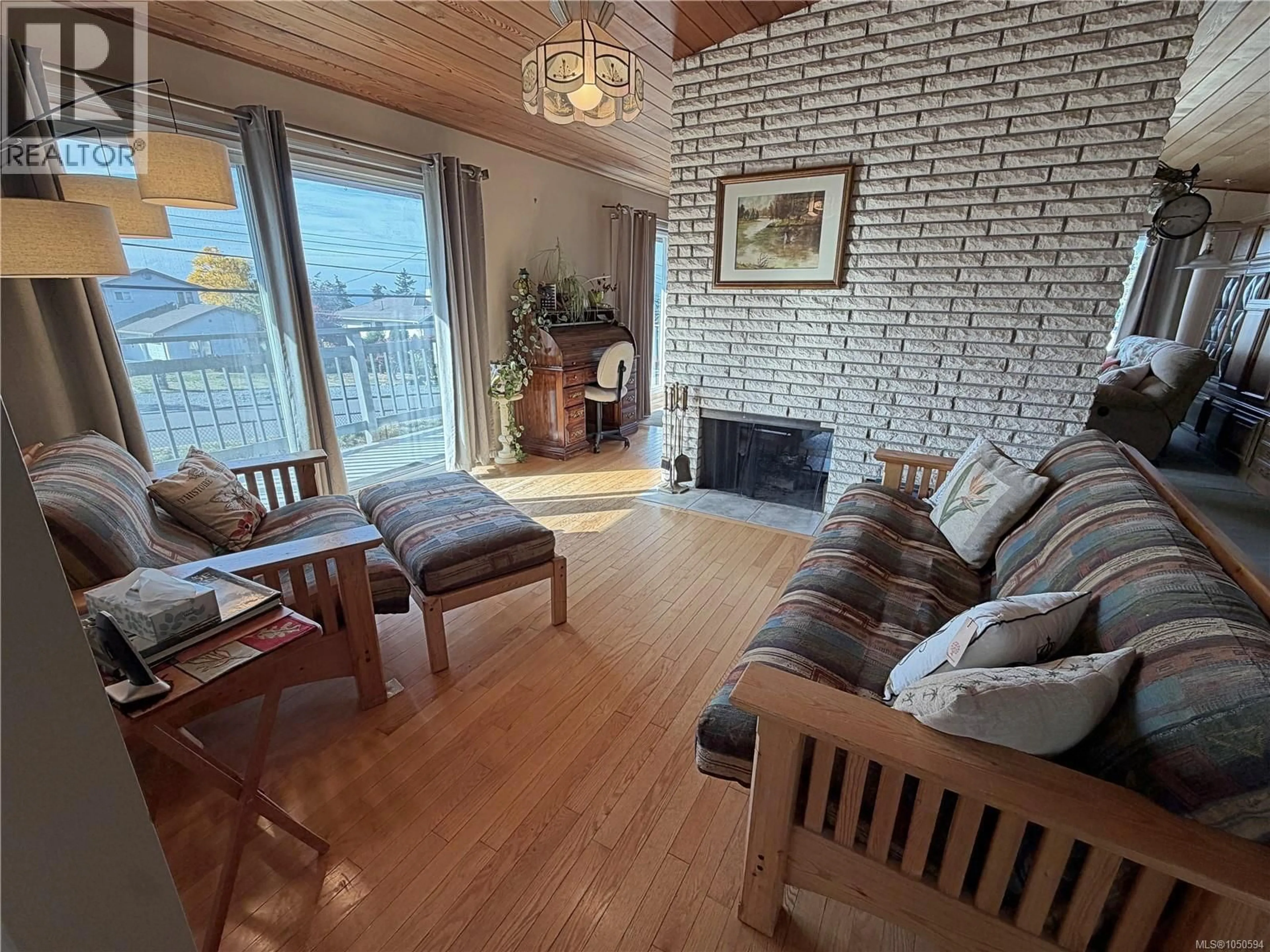 Living room with furniture, wood/laminate floor for 5400 ENTWHISTLE DRIVE, Nanaimo British Columbia V9V1H2