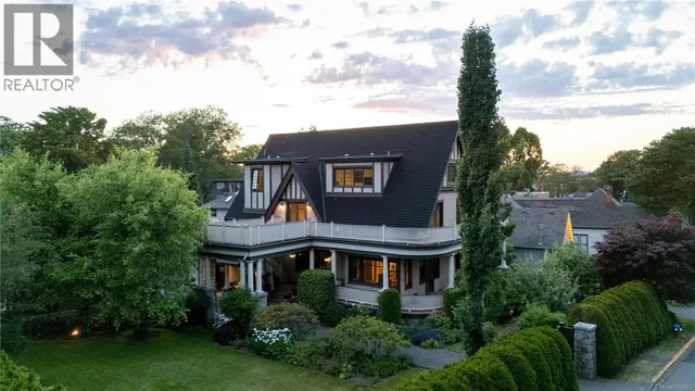 1030 ST. CHARLES STREET, Victoria