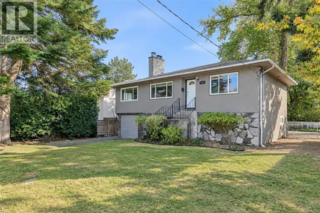 1711 CHRISTMAS AVENUE, Saanich