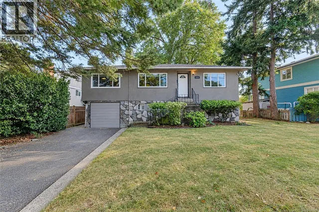 1711 CHRISTMAS AVENUE, Saanich 2