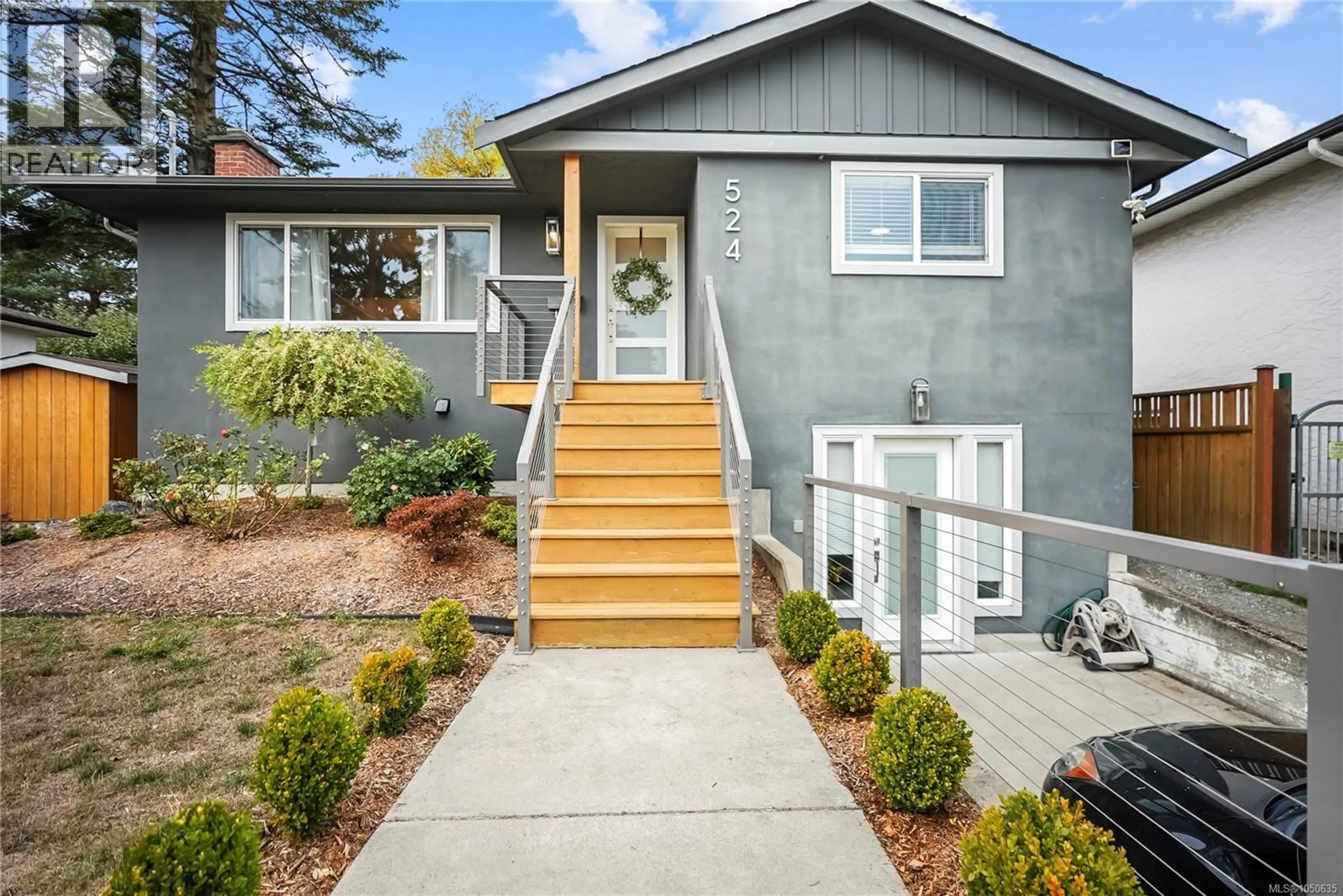 Home with vinyl exterior material, street for 524 WARREN AVENUE, Saanich British Columbia V8Z2J5