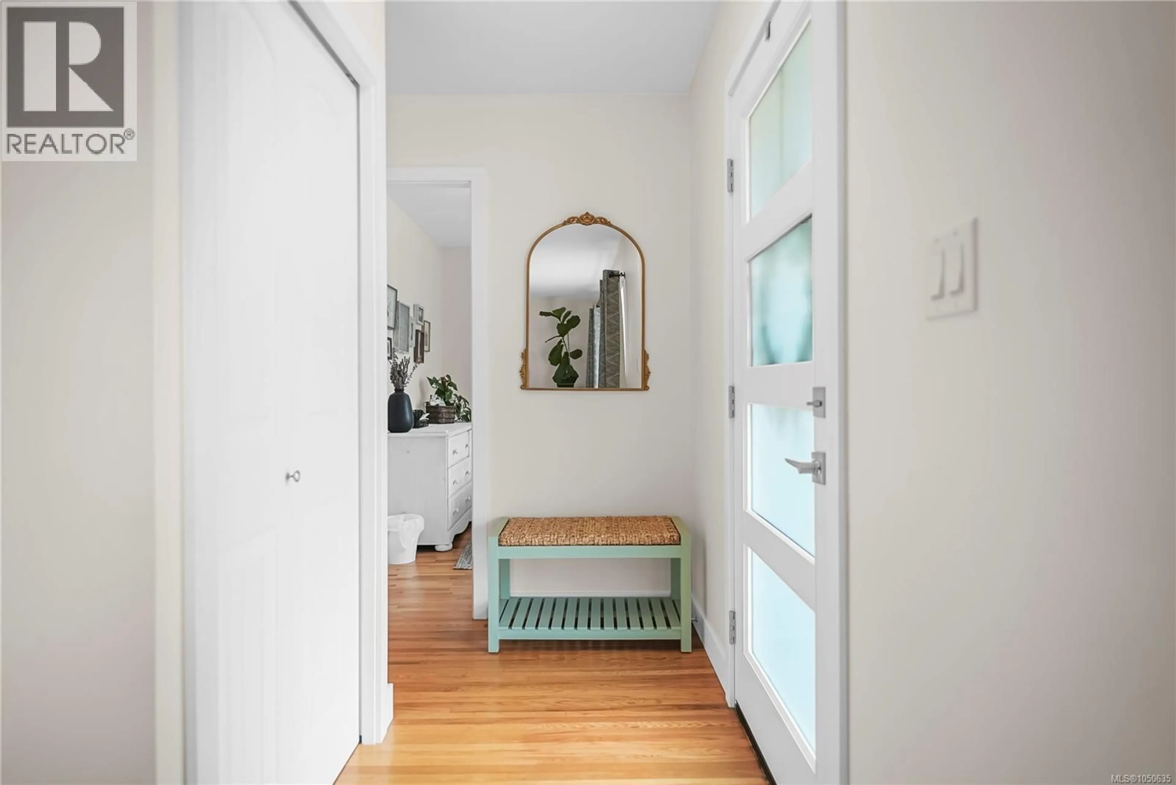 Indoor entryway for 524 WARREN AVENUE, Saanich British Columbia V8Z2J5