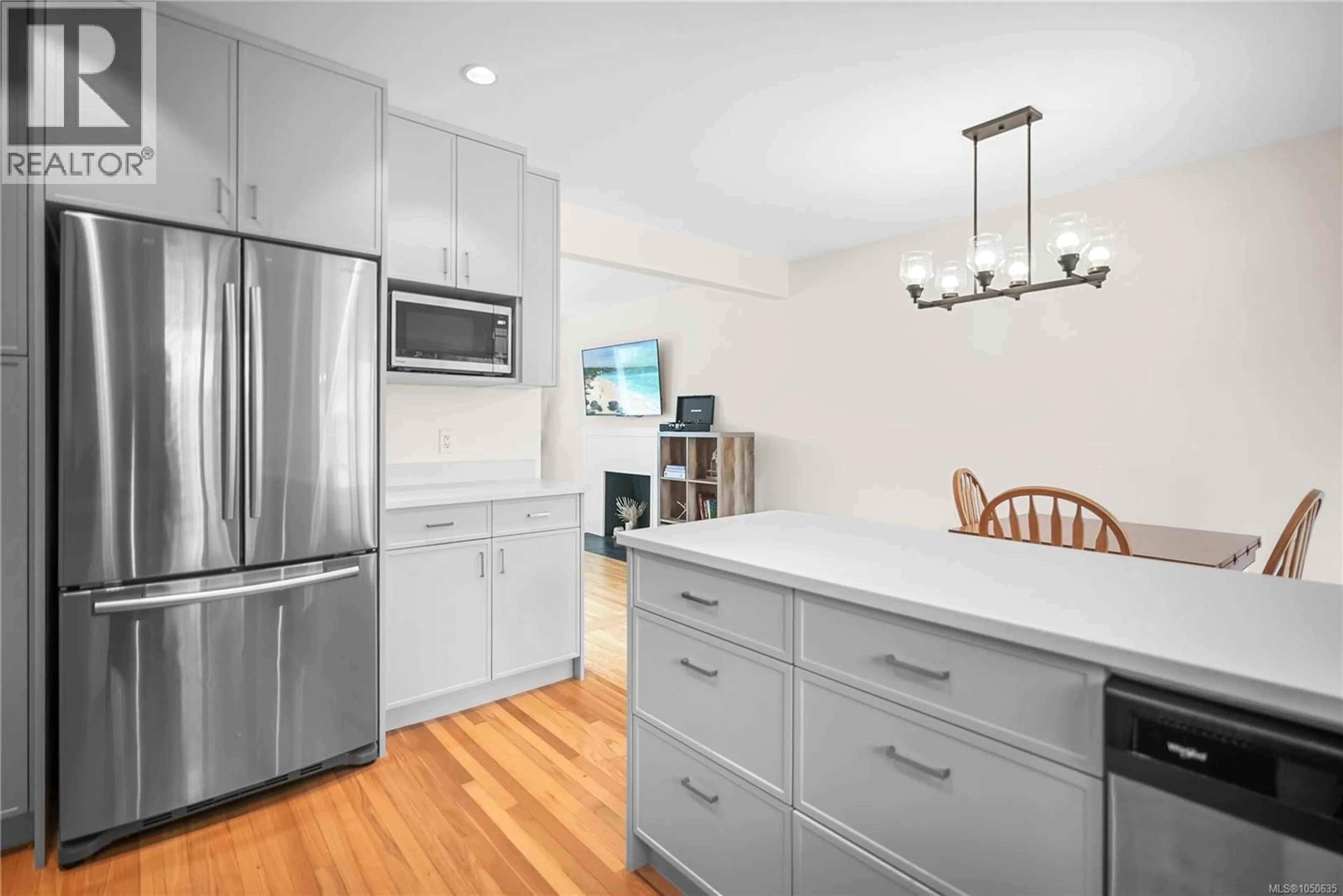 Open concept kitchen, unknown for 524 WARREN AVENUE, Saanich British Columbia V8Z2J5