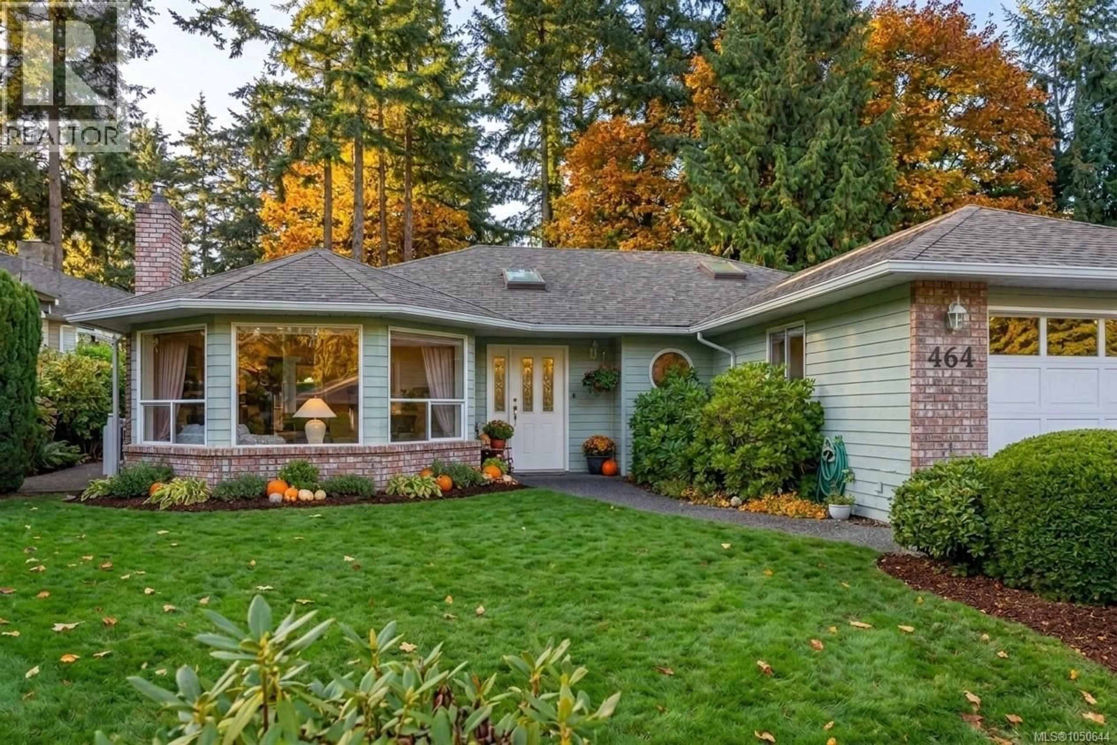Home with vinyl exterior material, unknown for 464 QUATSINO ROAD, Qualicum Beach British Columbia V9K1B5