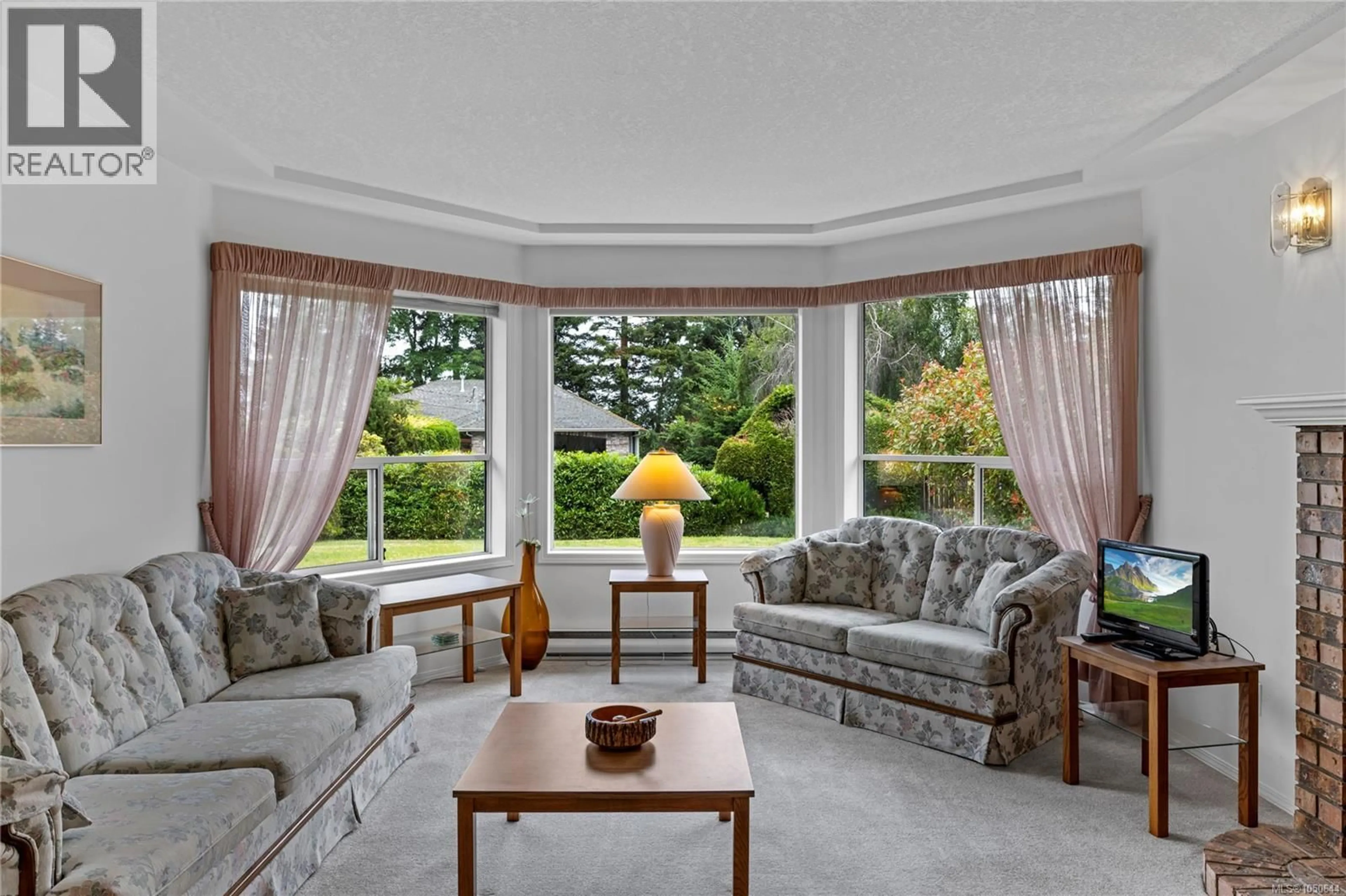 Living room with furniture, unknown for 464 QUATSINO ROAD, Qualicum Beach British Columbia V9K1B5