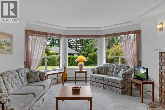 464 QUATSINO ROAD, Qualicum Beach 3