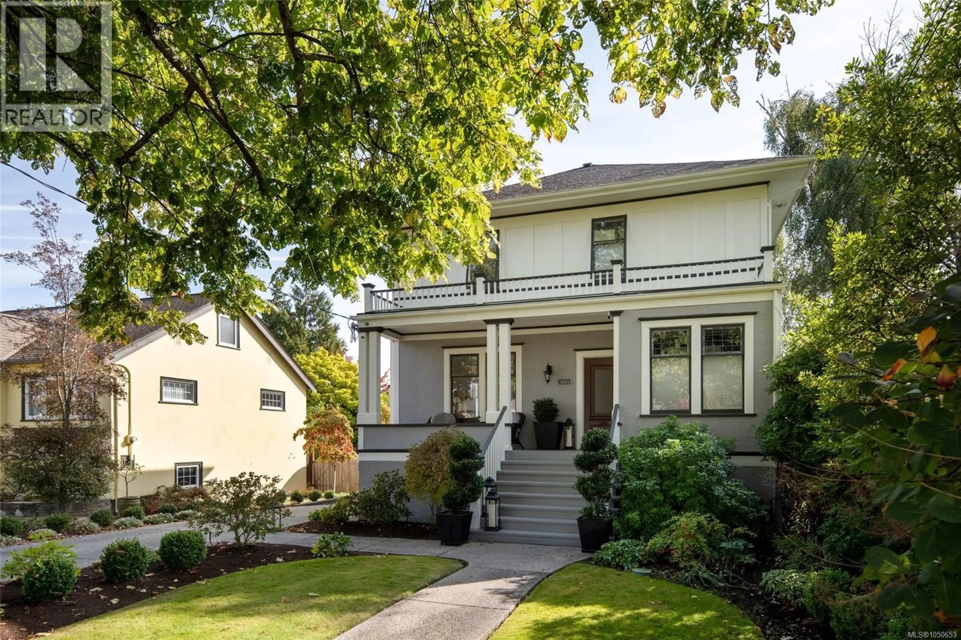 Home with vinyl exterior material, street for 1033 MONTEREY AVENUE, Oak Bay British Columbia V8S4V4