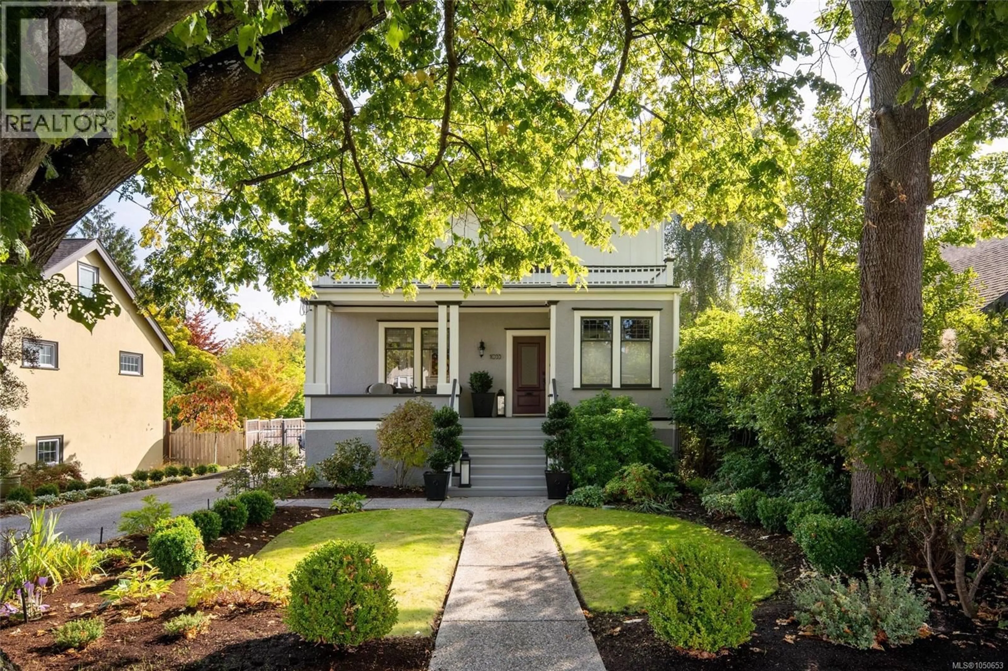 Home with vinyl exterior material, street for 1033 MONTEREY AVENUE, Oak Bay British Columbia V8S4V4