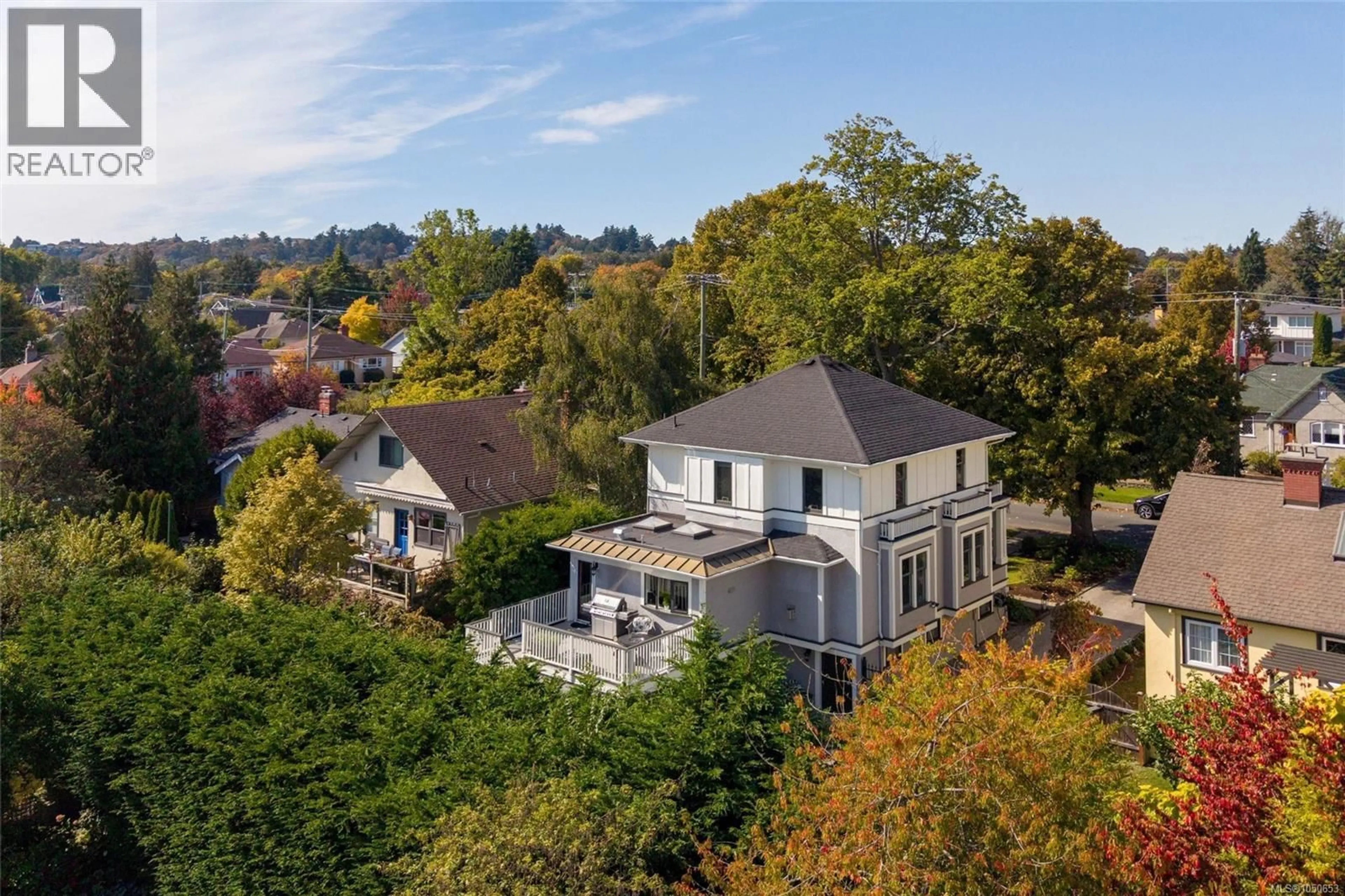 A pic from outside/outdoor area/front of a property/back of a property/a pic from drone, unknown for 1033 MONTEREY AVENUE, Oak Bay British Columbia V8S4V4