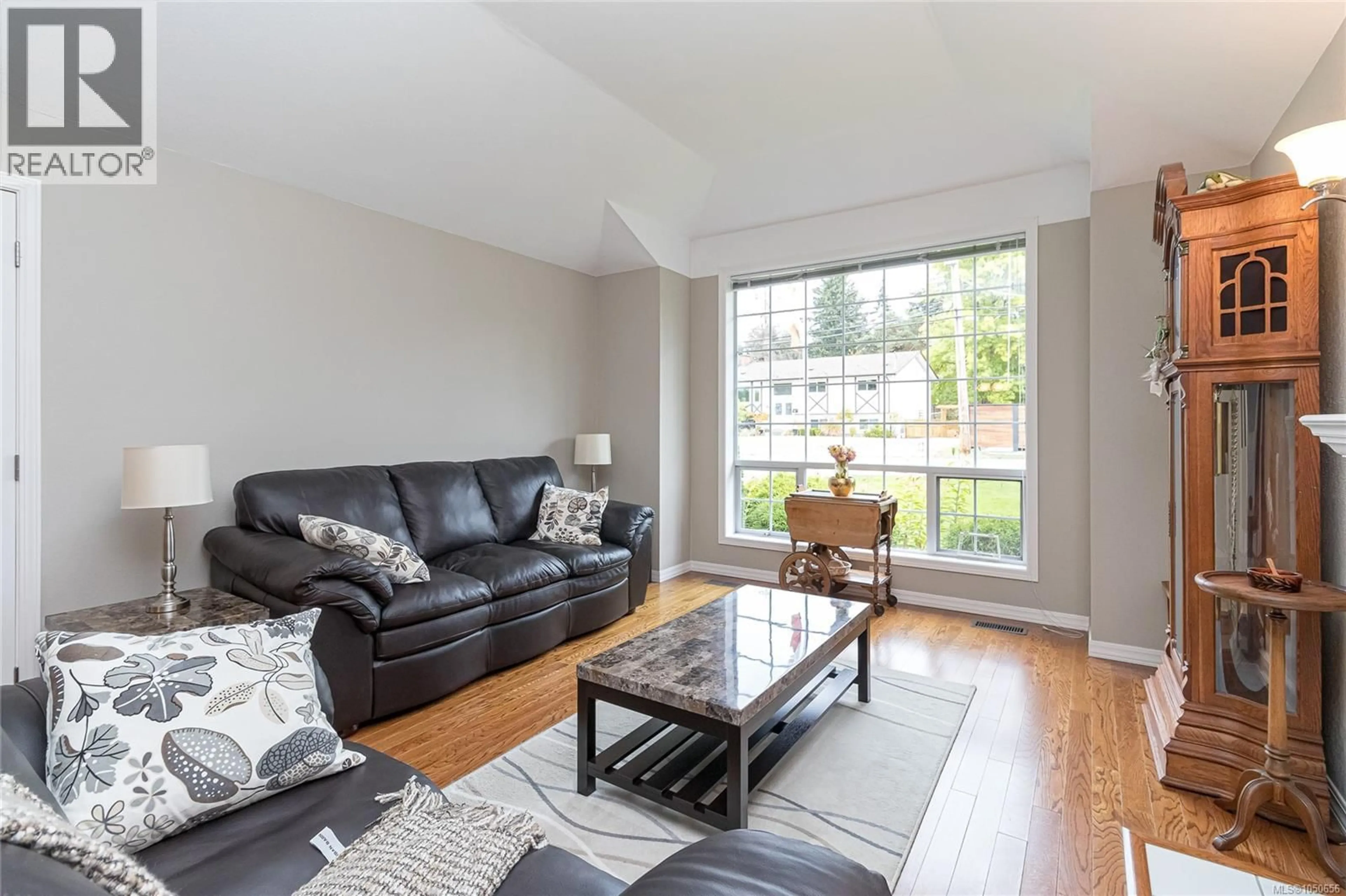 Living room with furniture, wood/laminate floor for 6664 BUENA VISTA ROAD, Central Saanich British Columbia V8Z5W7