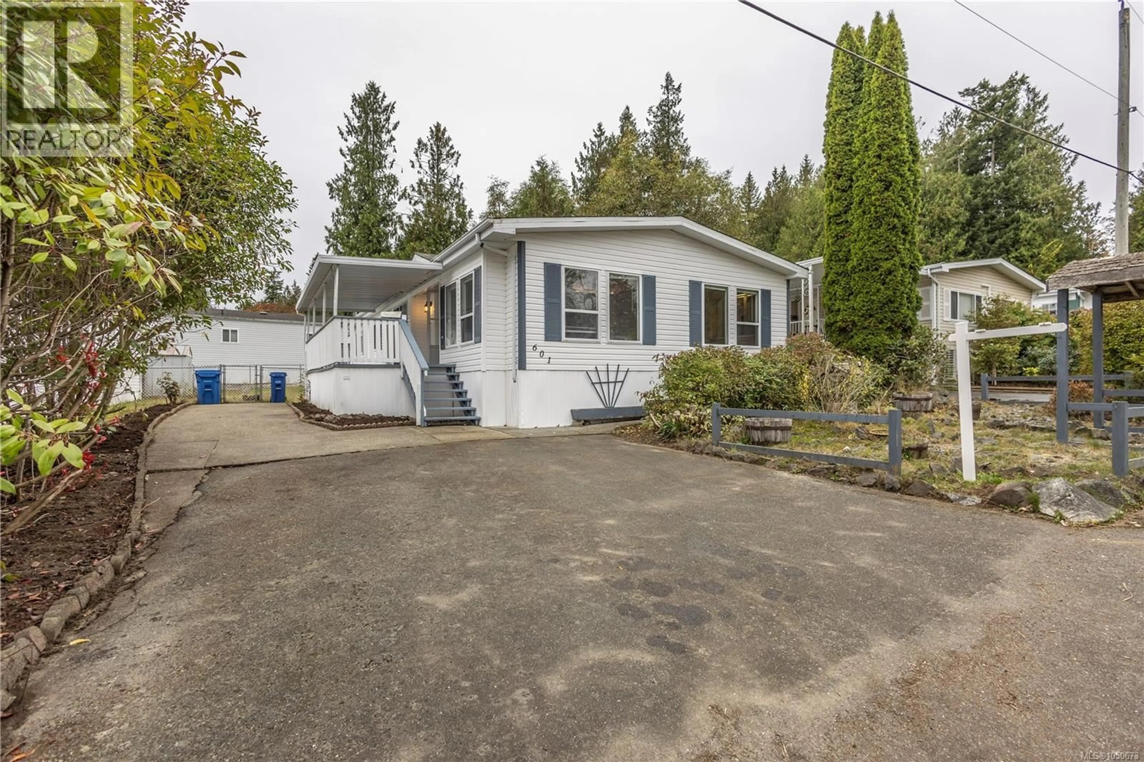 Home with vinyl exterior material, street for 601 - 2850 STAUTW ROAD, Central Saanich British Columbia V8M2C9