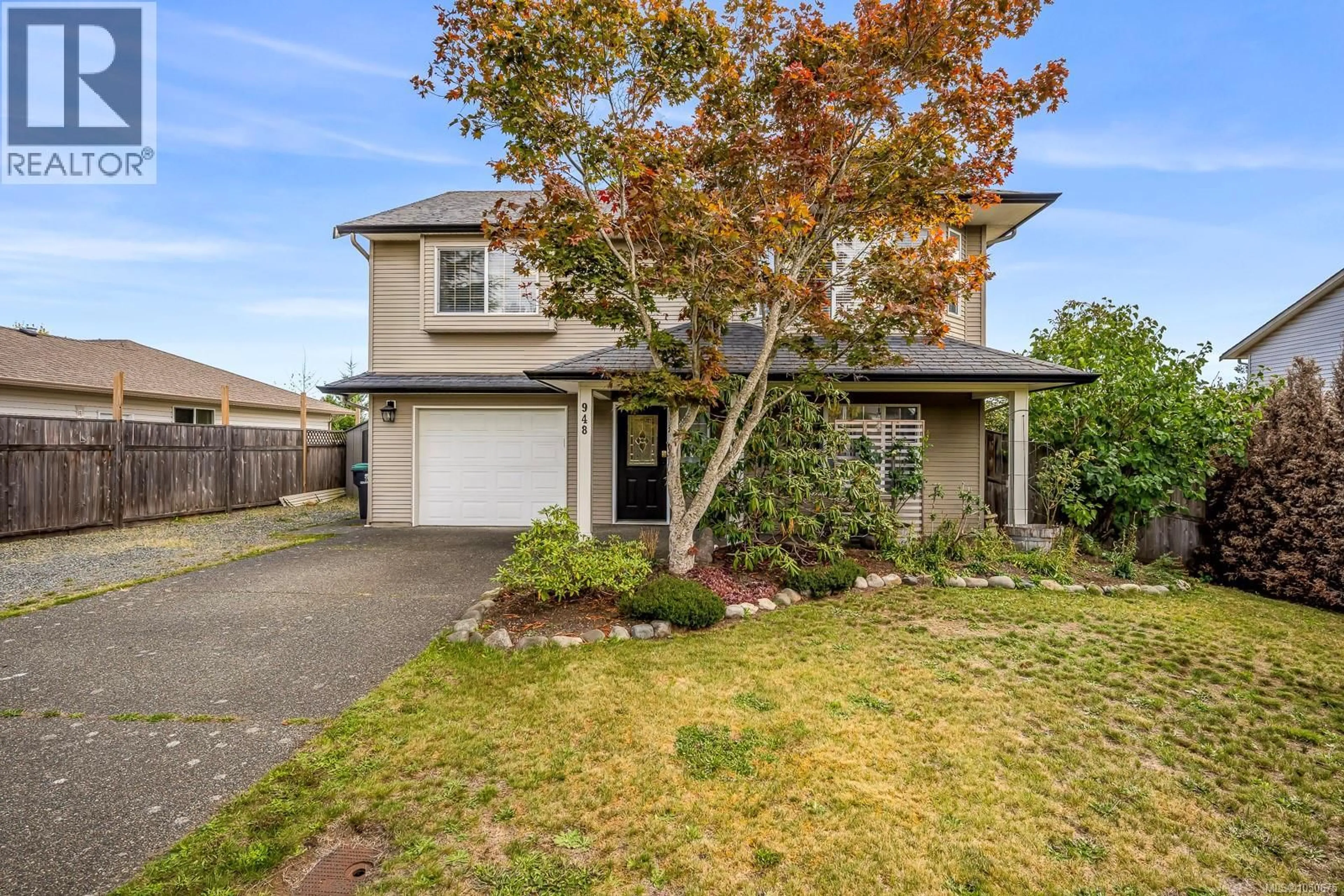 Home with vinyl exterior material, street for 948 BROOKS PLACE, Courtenay British Columbia V9N9E3