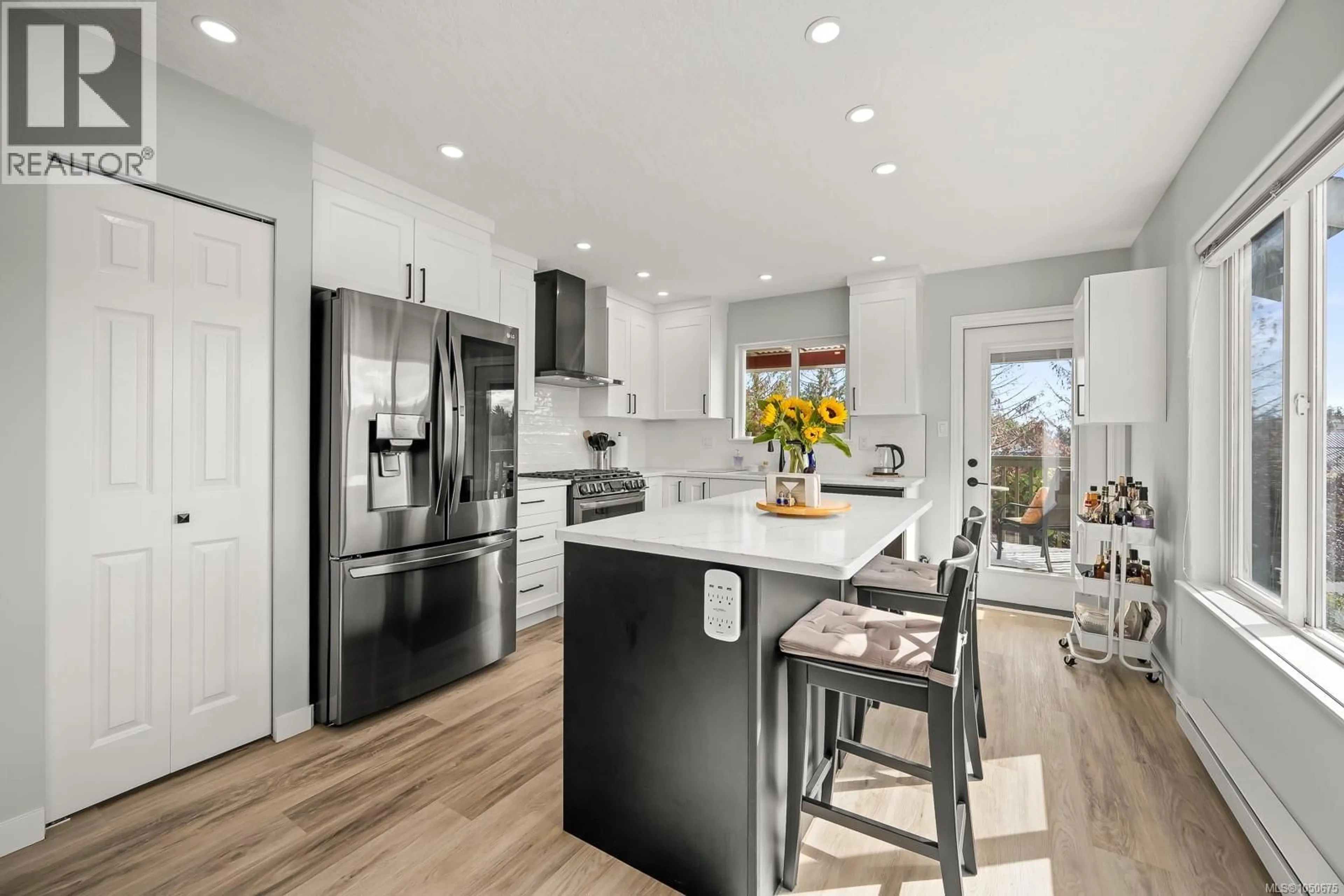 Open concept kitchen, unknown for 948 BROOKS PLACE, Courtenay British Columbia V9N9E3