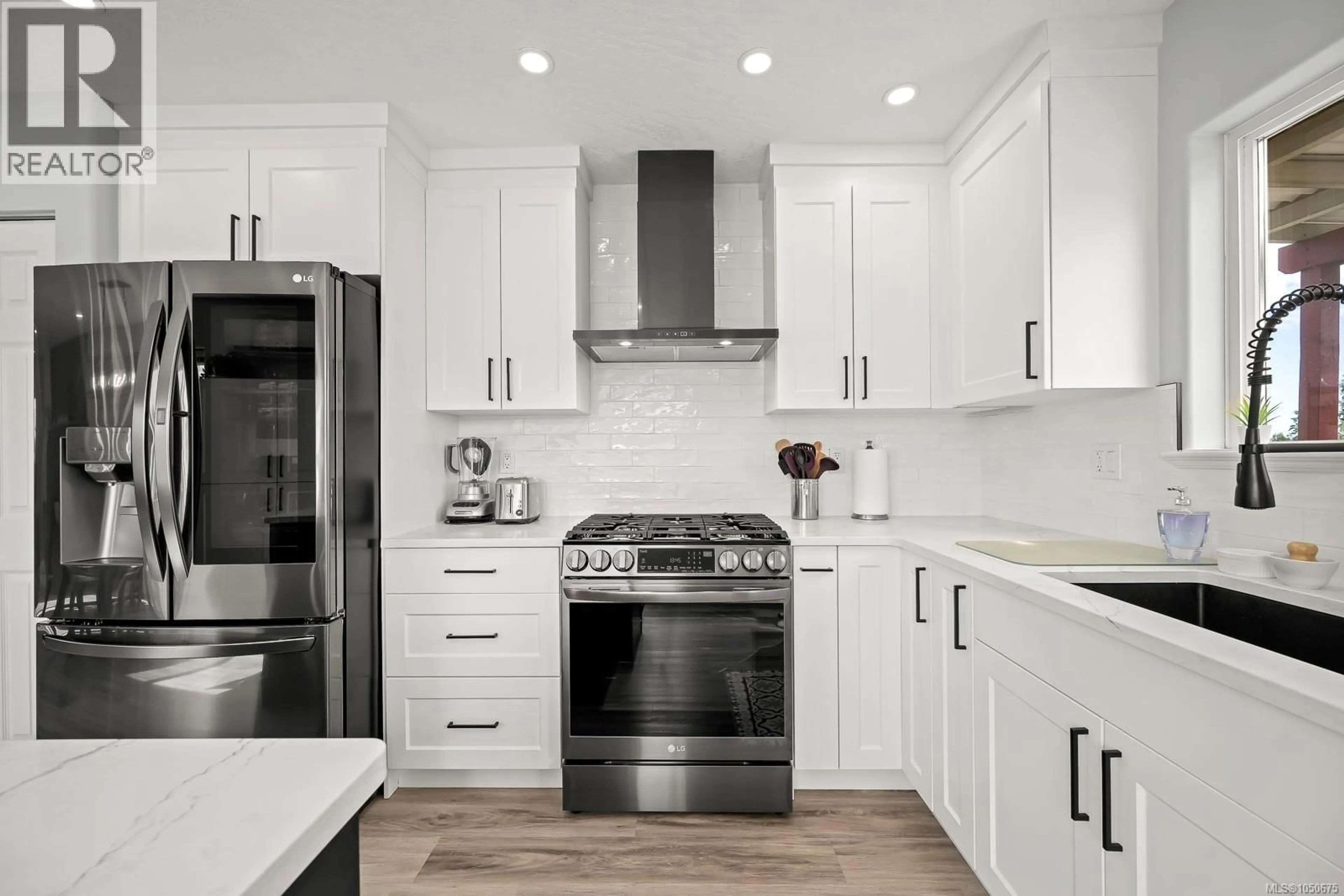 Contemporary kitchen, ceramic/tile floor for 948 BROOKS PLACE, Courtenay British Columbia V9N9E3