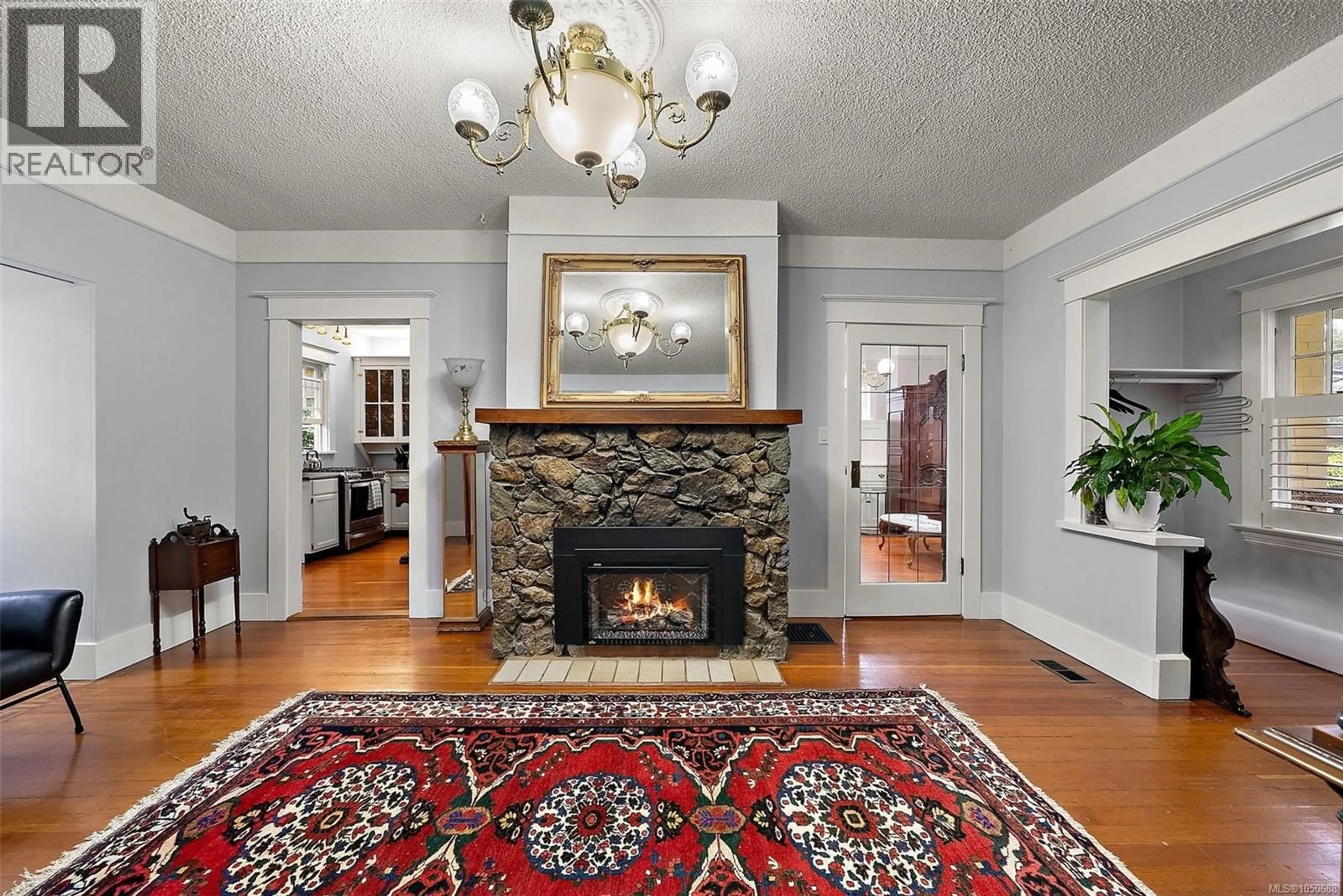 Indoor foyer for 1528 FOUL BAY ROAD, Victoria British Columbia V8R4Z9