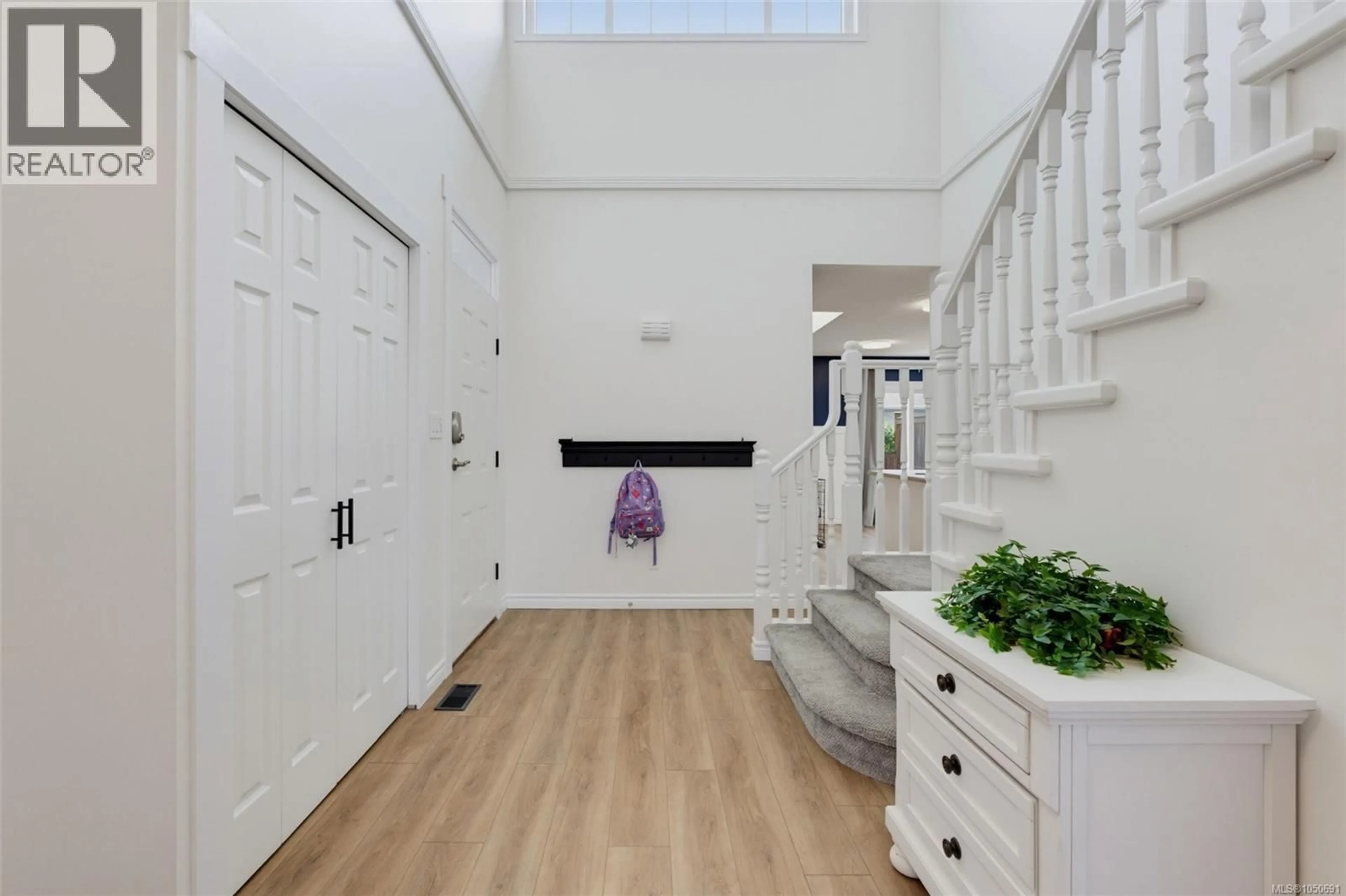 Indoor entryway for 9 - 2115 AMELIA AVENUE, Sidney British Columbia V8L3Z8