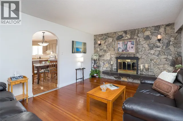 3155 EARL GREY STREET, Saanich 2