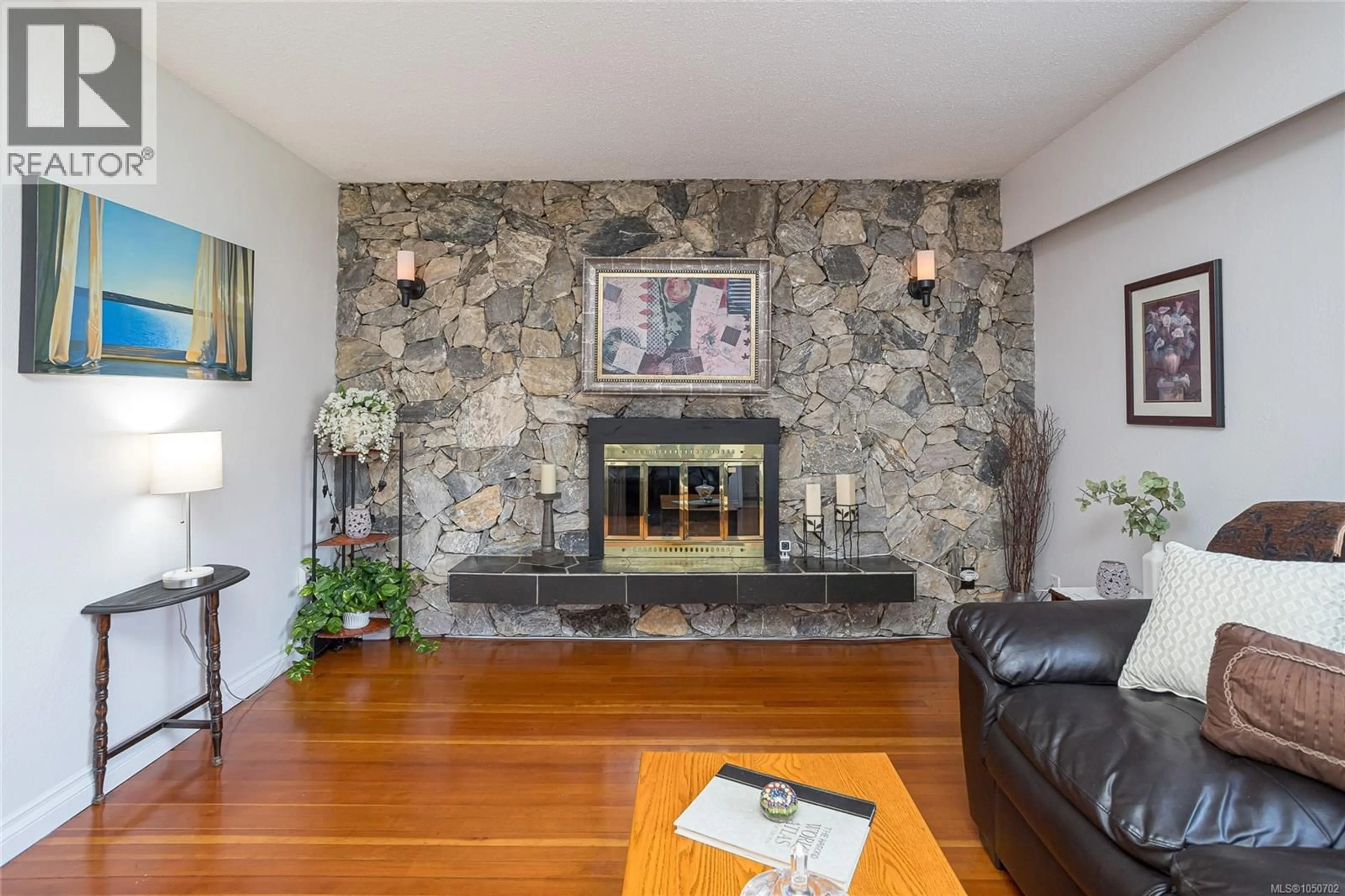 Living room with furniture, unknown for 3155 EARL GREY STREET, Saanich British Columbia V9A1X1