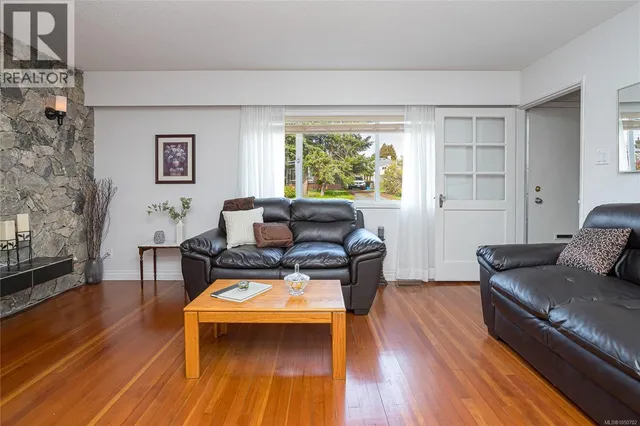 3155 EARL GREY STREET, Saanich 5