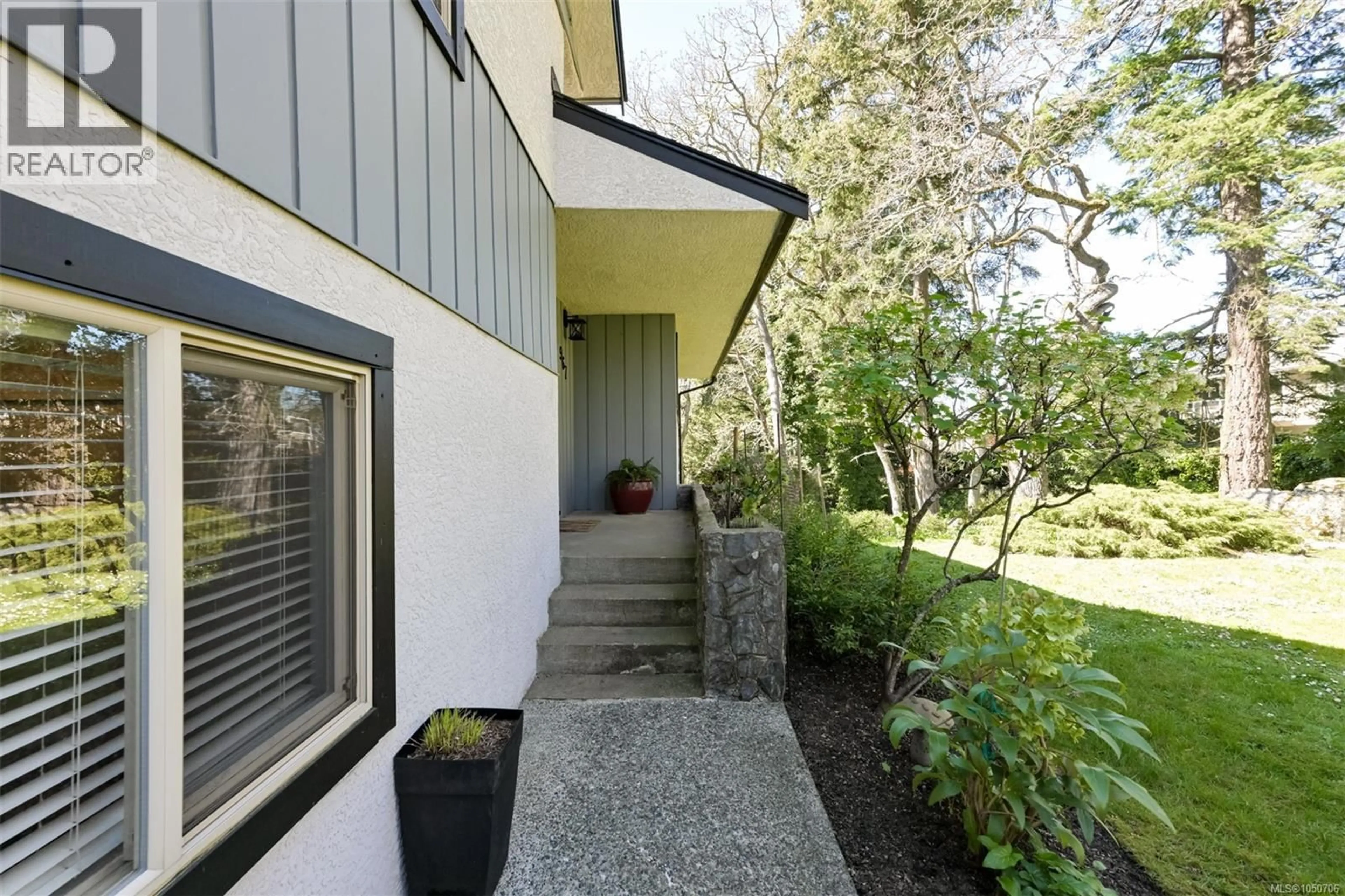 Patio, street for 967 RIDGEWAY STREET, Saanich British Columbia V8X3C2