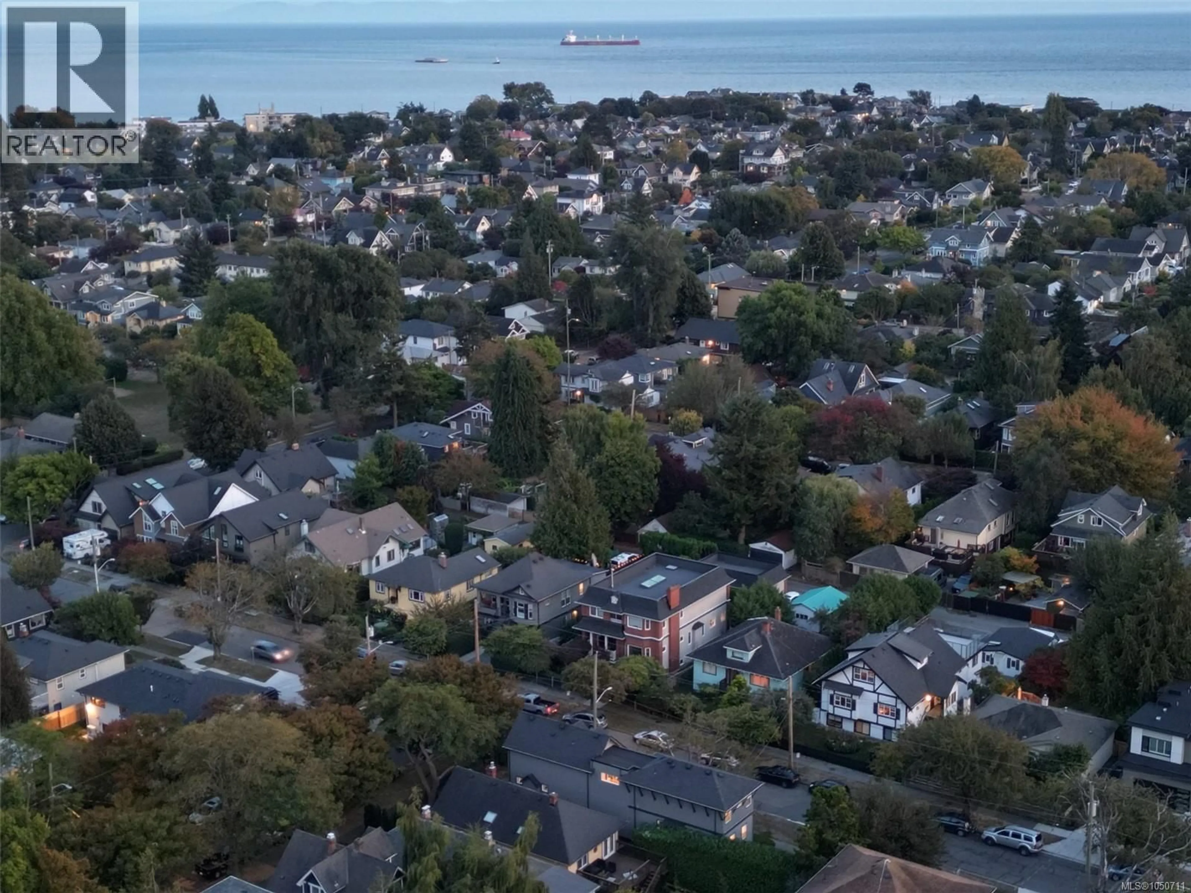 A pic from outside/outdoor area/front of a property/back of a property/a pic from drone, unknown for 1150 OXFORD STREET, Victoria British Columbia V8V2V3