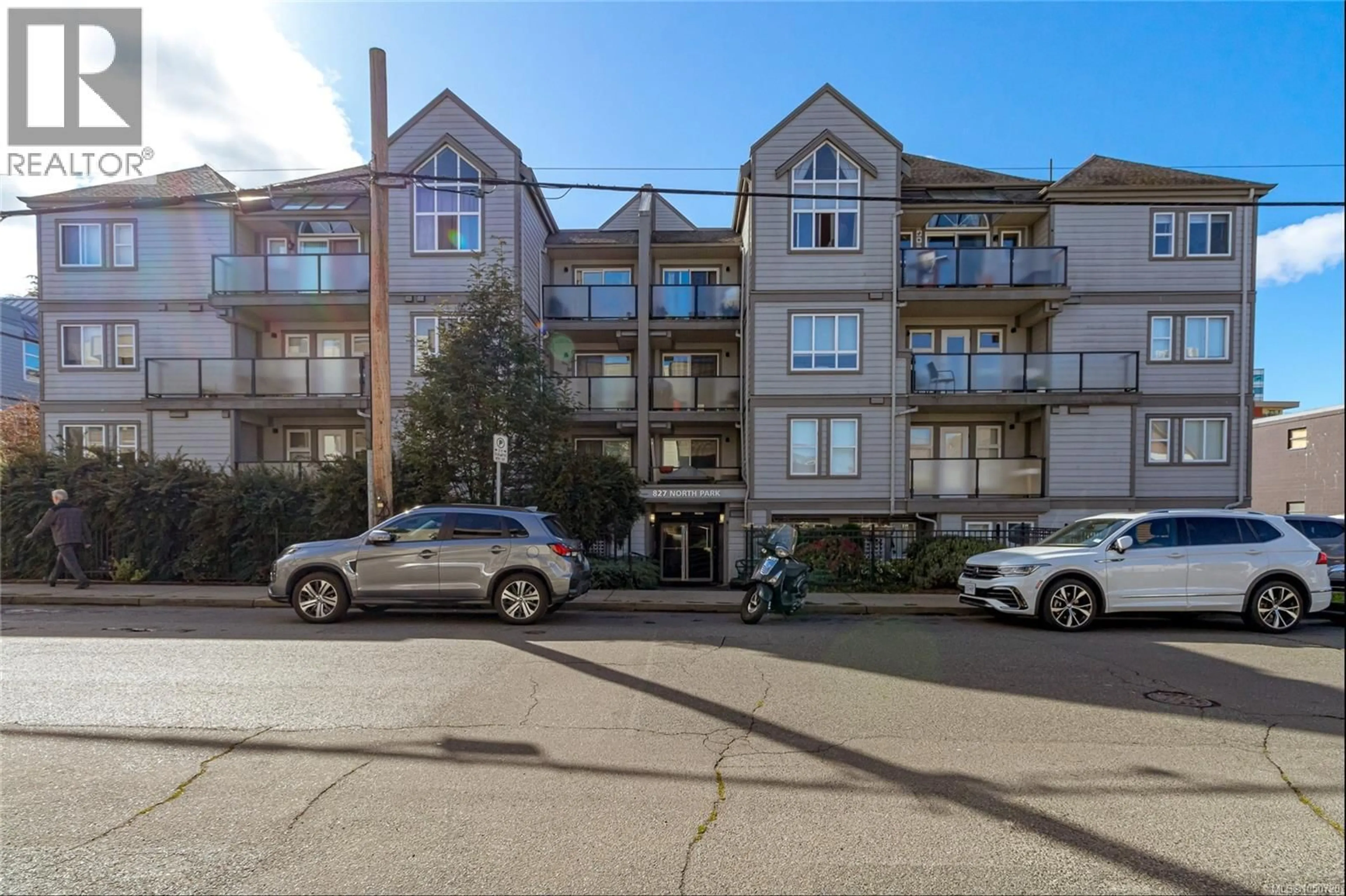 A pic from outside/outdoor area/front of a property/back of a property/a pic from drone, street for 101 - 827 NORTH PARK STREET, Victoria British Columbia V8W3Y3