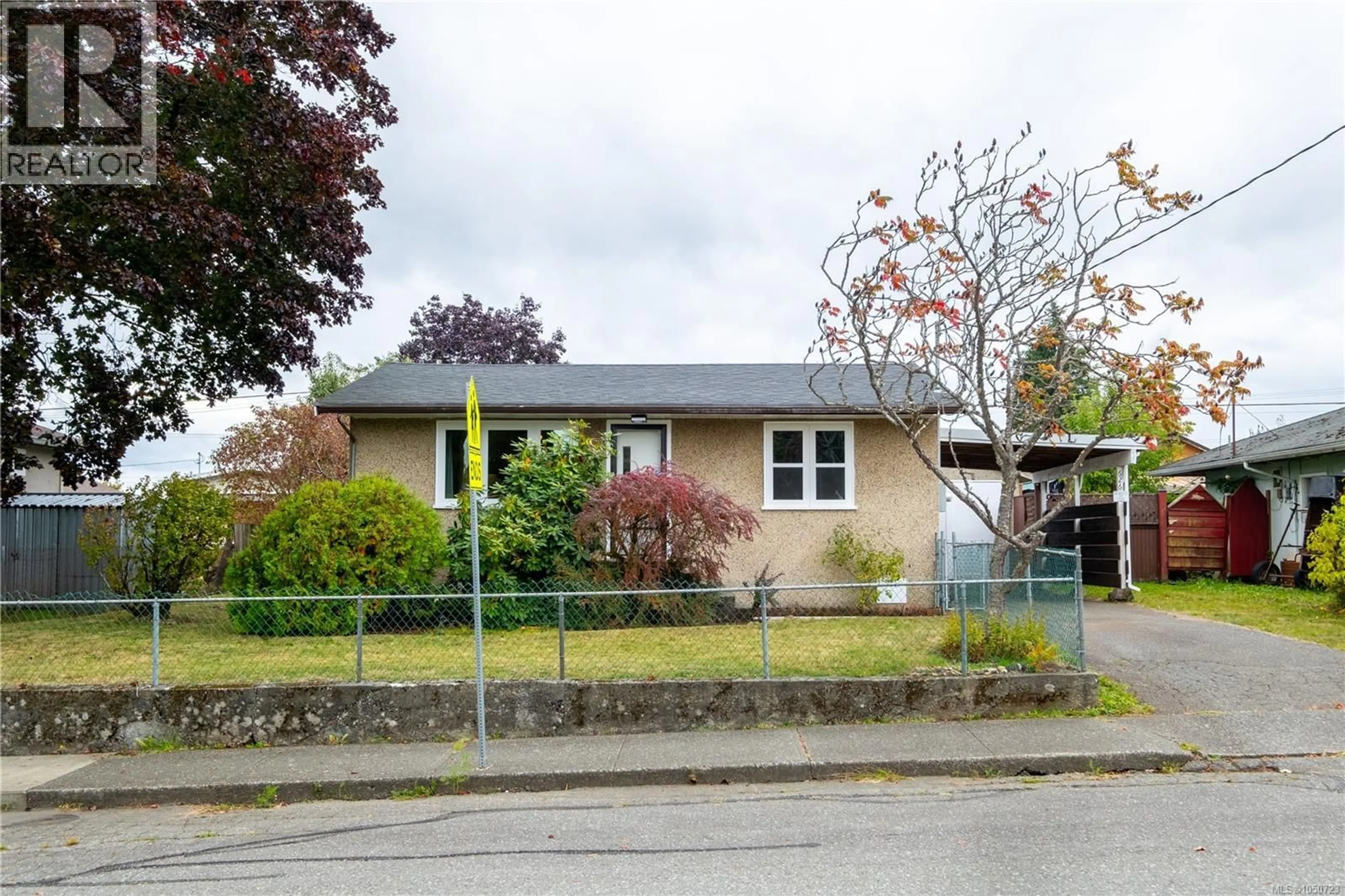Home with vinyl exterior material, street for 626 16TH STREET, Courtenay British Columbia V9N1X7