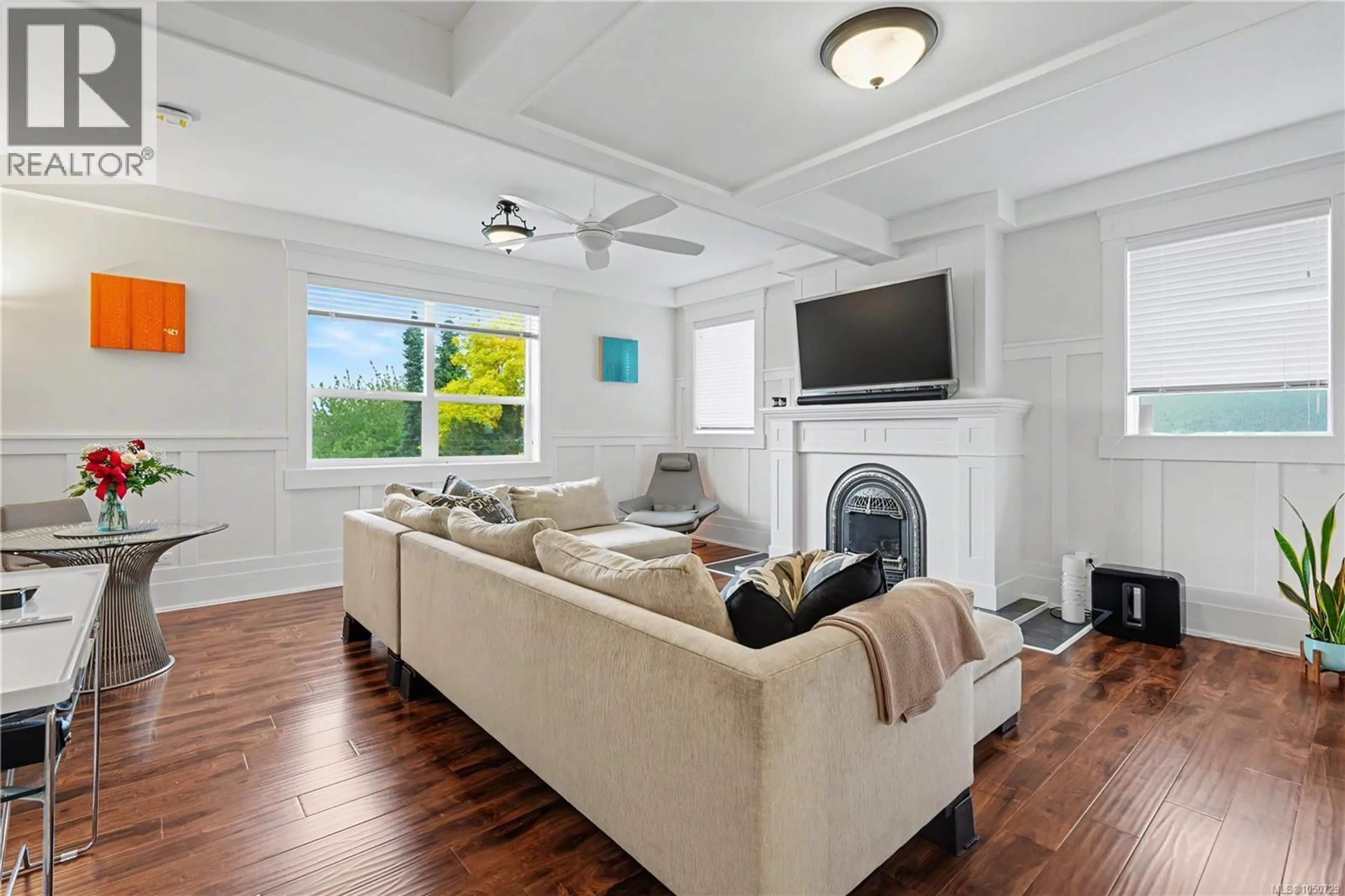 Living room with furniture, unknown for 1064 BEVERLEY PLACE, Victoria British Columbia V8S3Z8