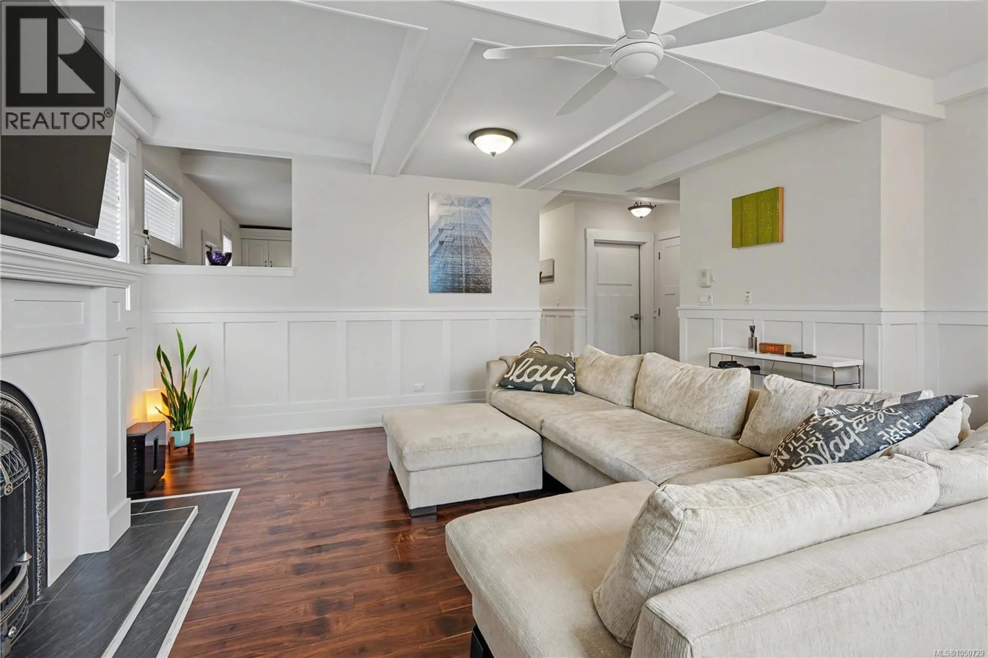 Living room with furniture, unknown for 1064 BEVERLEY PLACE, Victoria British Columbia V8S3Z8