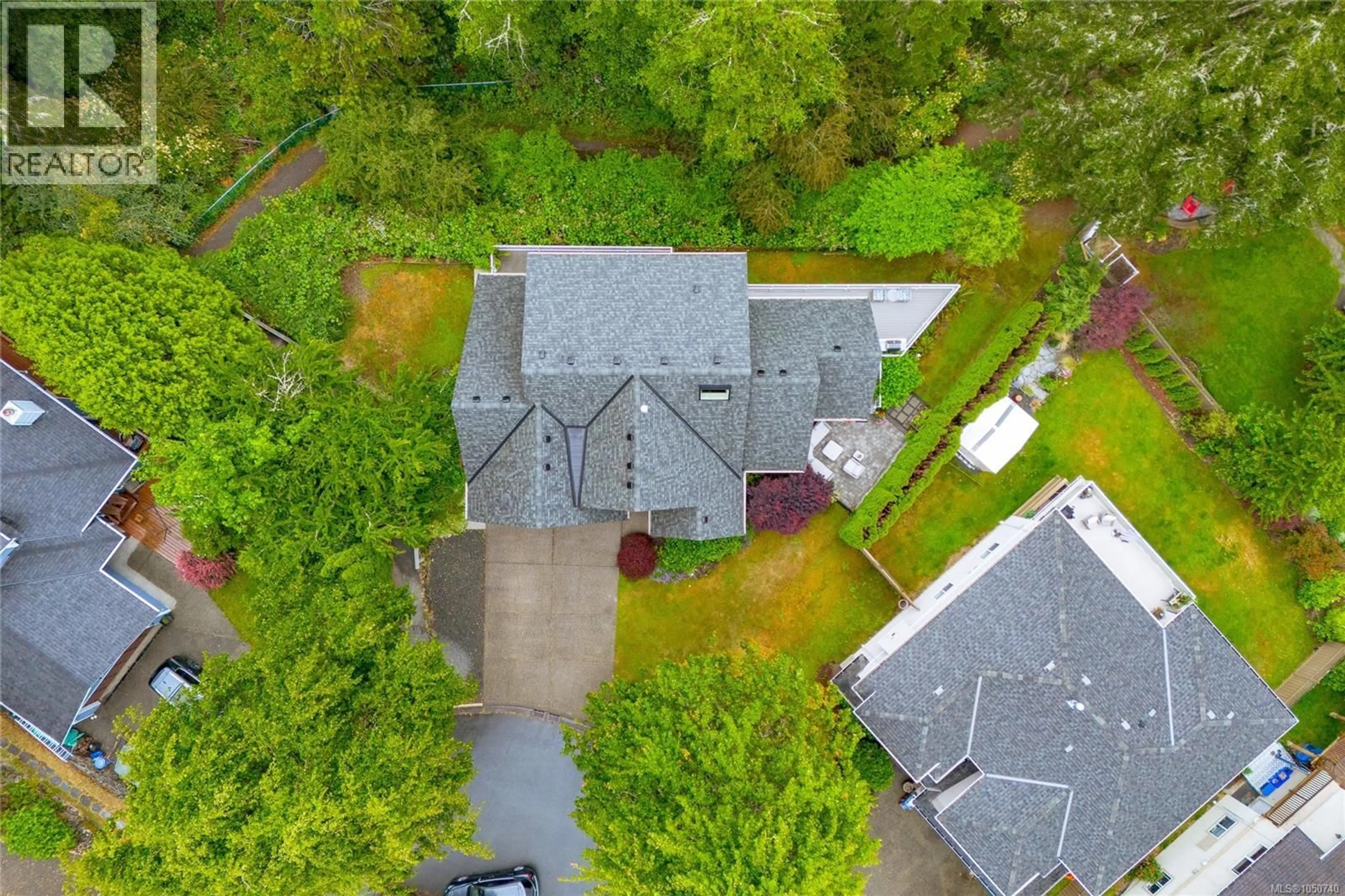A pic from outside/outdoor area/front of a property/back of a property/a pic from drone, unknown for 1927 RIVERSIDE DRIVE, View Royal British Columbia V9B6H9