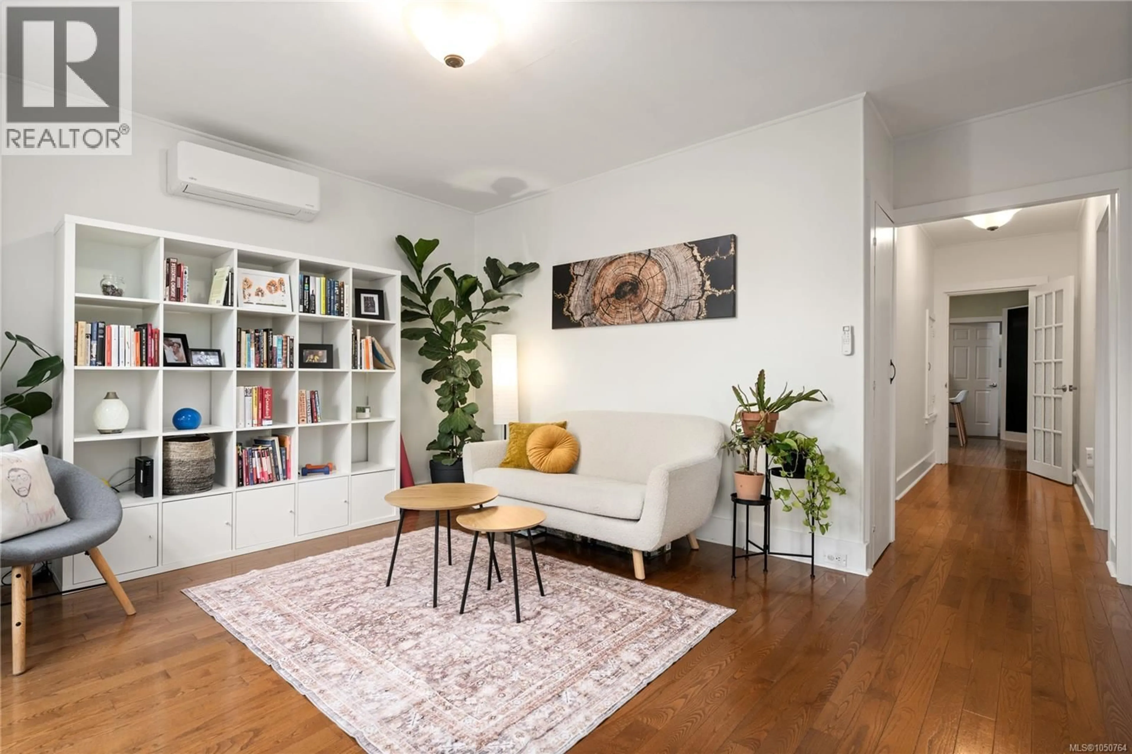 Living room with furniture, wood/laminate floor for 118 FINLAYSON STREET, Nanaimo British Columbia V9R2P5