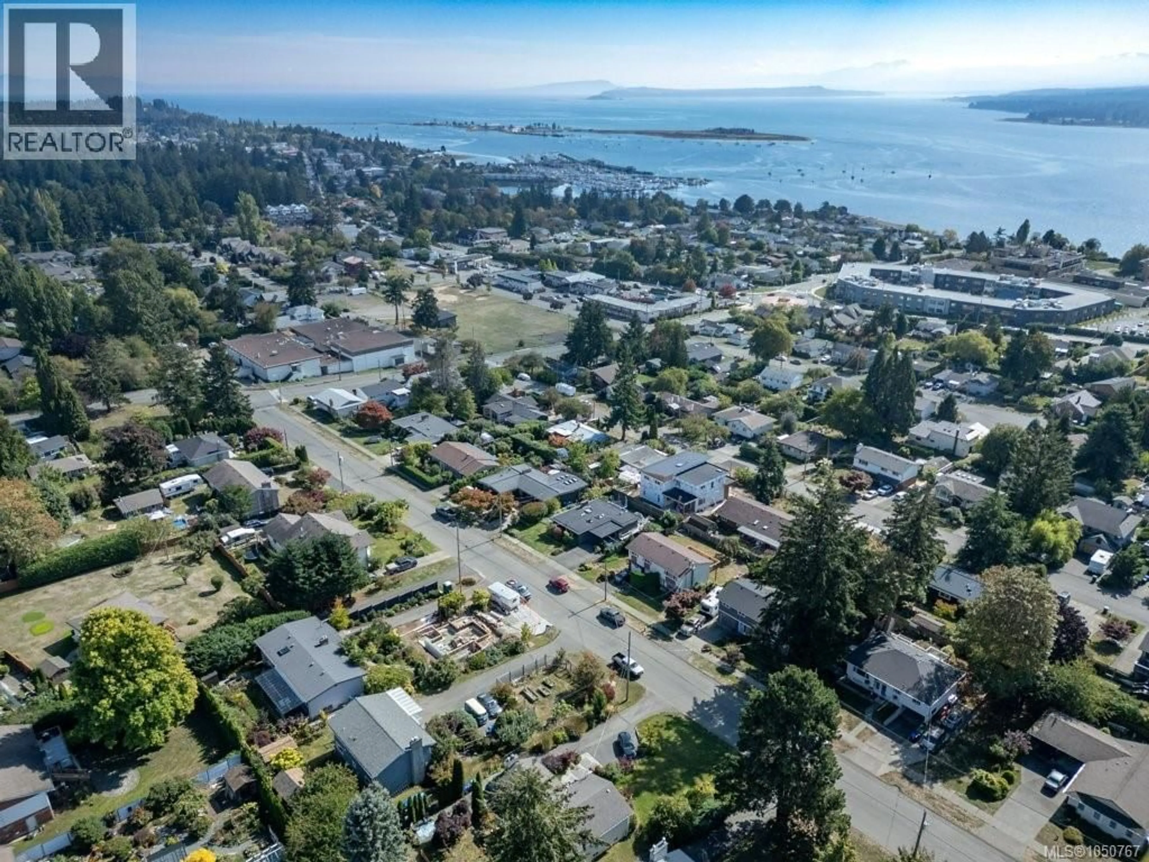 A pic from outside/outdoor area/front of a property/back of a property/a pic from drone, street for 2158 DOWNEY AVENUE, Comox British Columbia V9M1W8