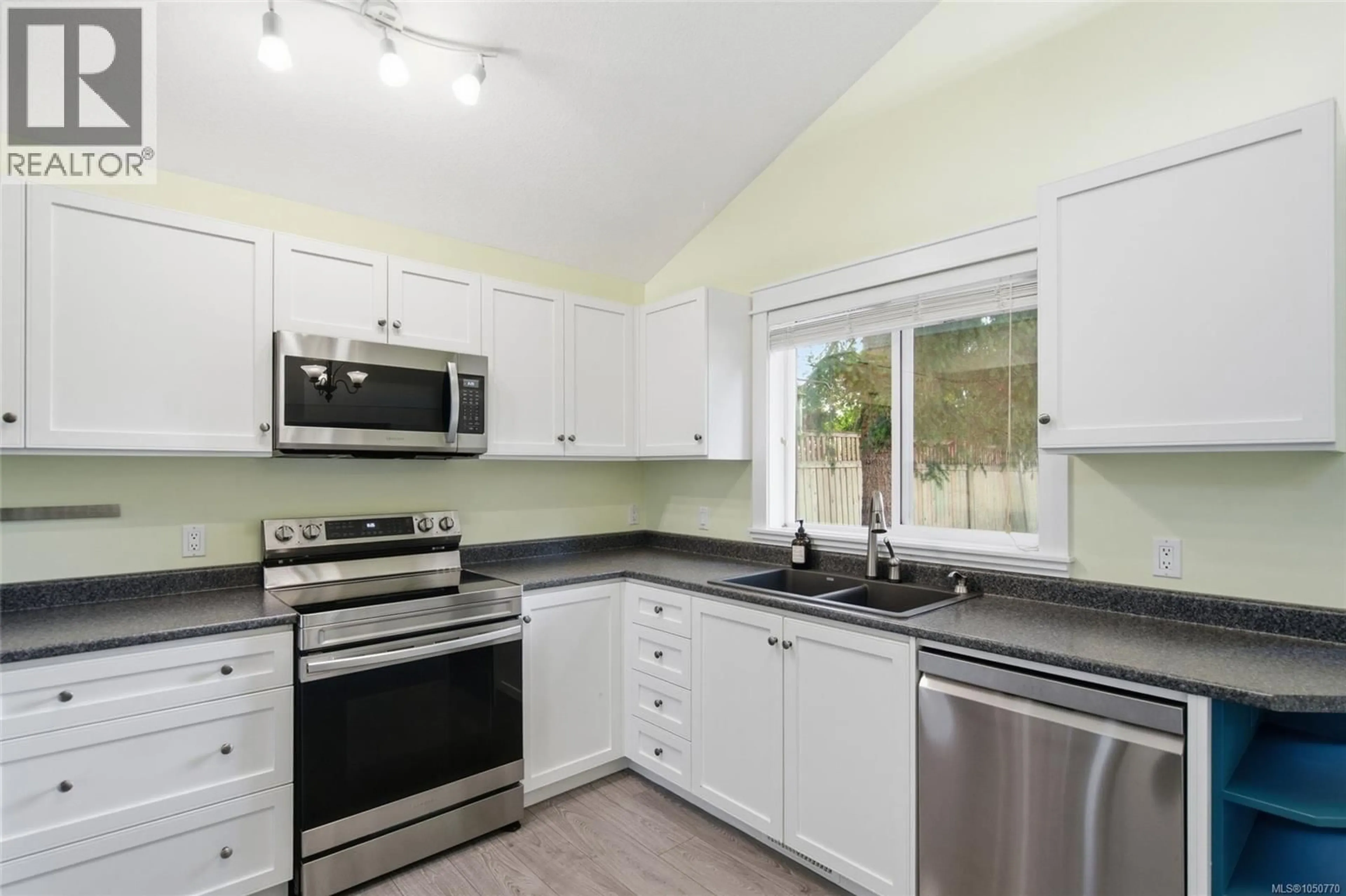 Standard kitchen, ceramic/tile floor for 4310 ASHBURY PLACE, Nanaimo British Columbia V9T5S3