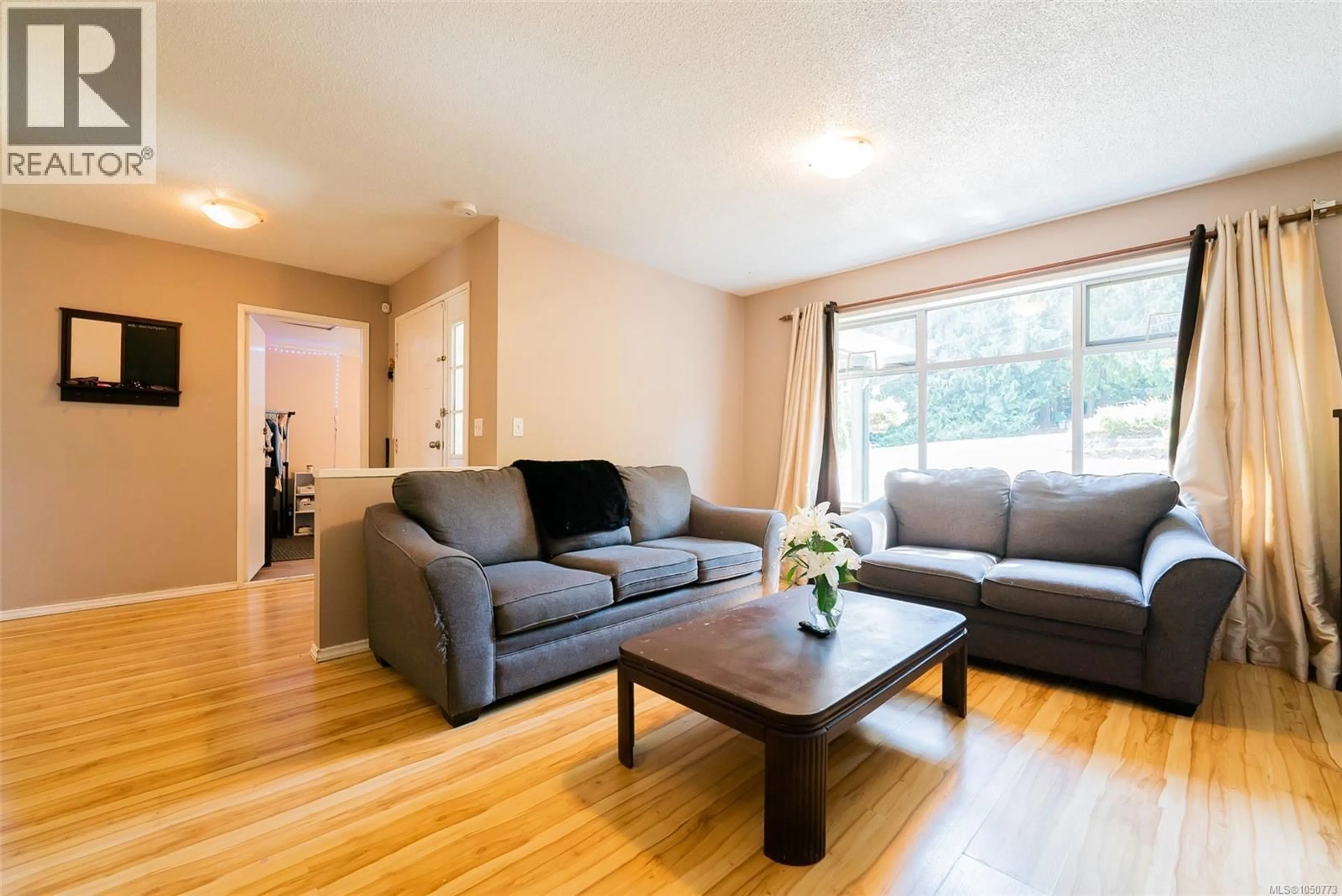 Living room with furniture, wood/laminate floor for 1814 RICHARDSON ROAD, Nanaimo British Columbia V9X1C5
