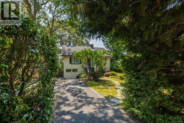 3358 COOK STREET, Saanich 2